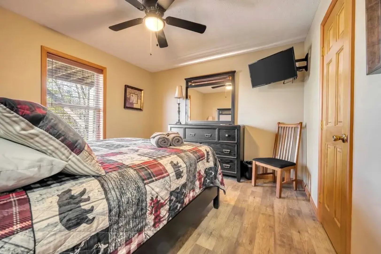 Pocono Pinnacle by Avantstay Steps to the Lake, Game Room, Large Deck