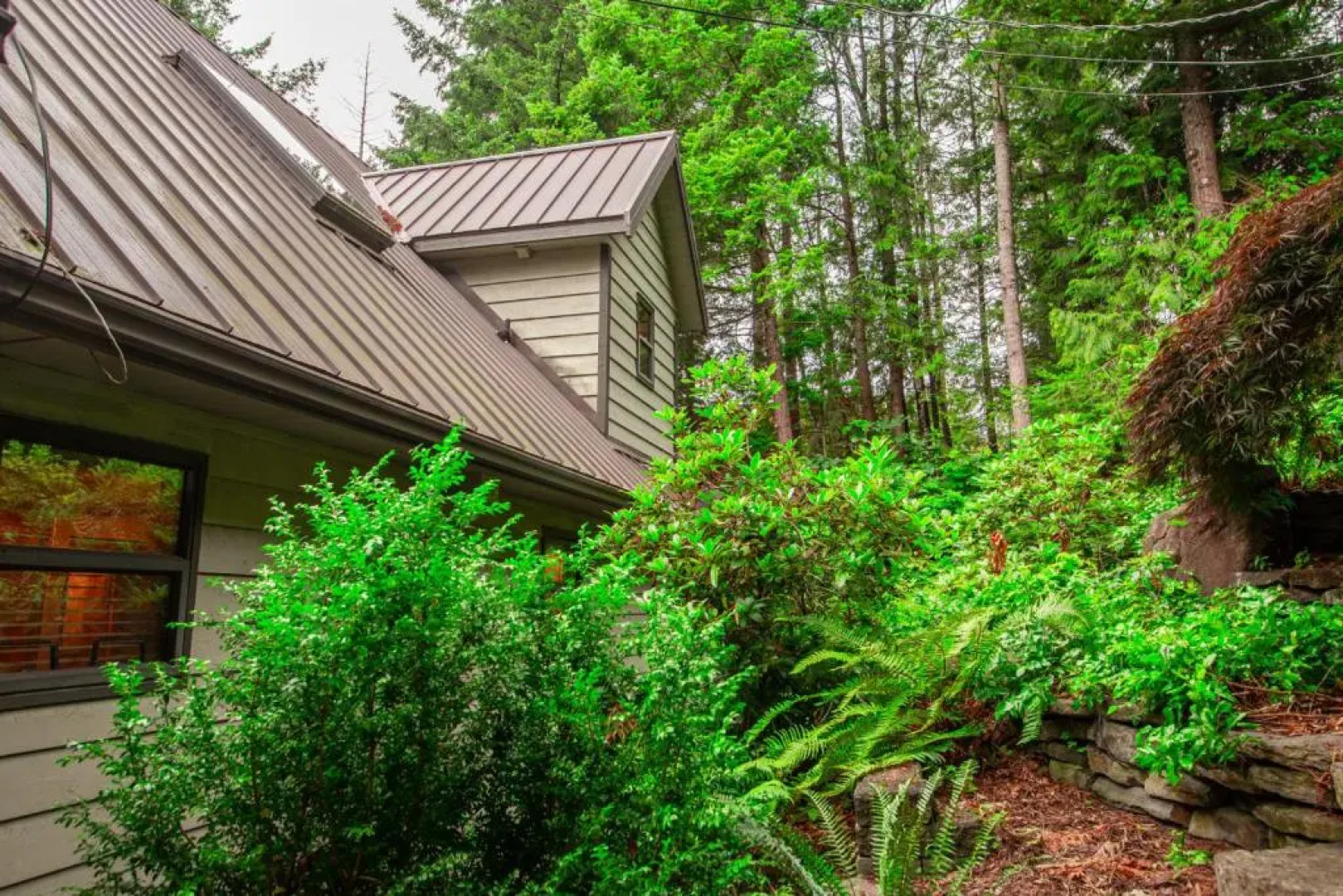 The Overlook, Luxury Lakeside Home with Dock