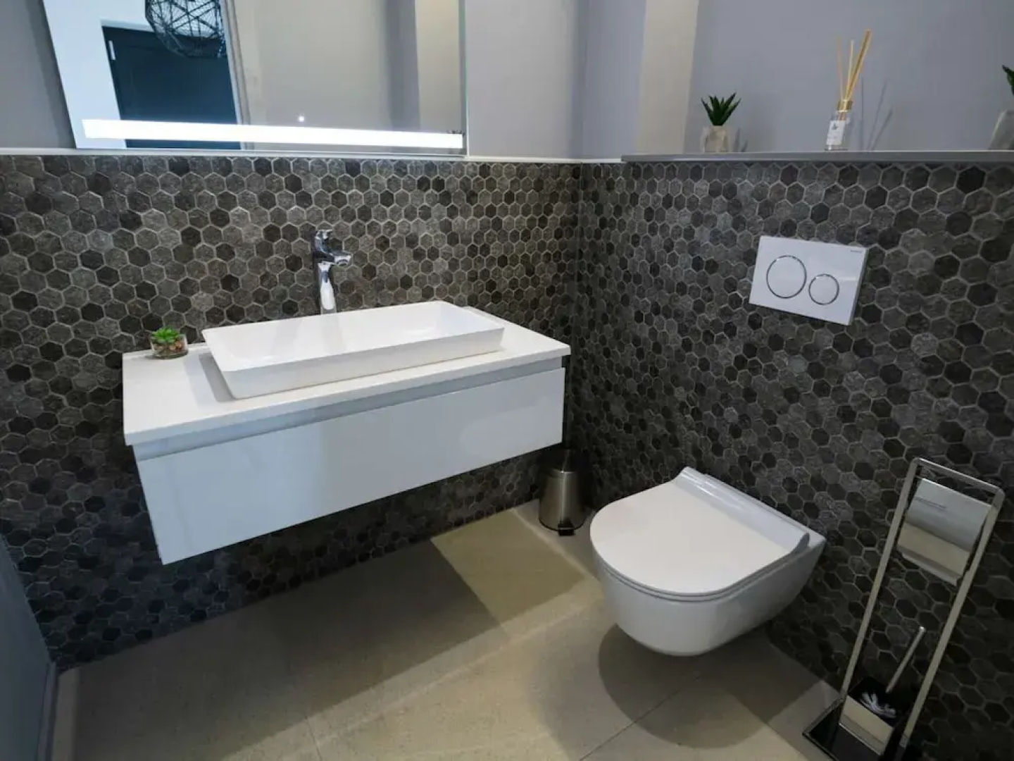 Stylish Stay With Hot Tub