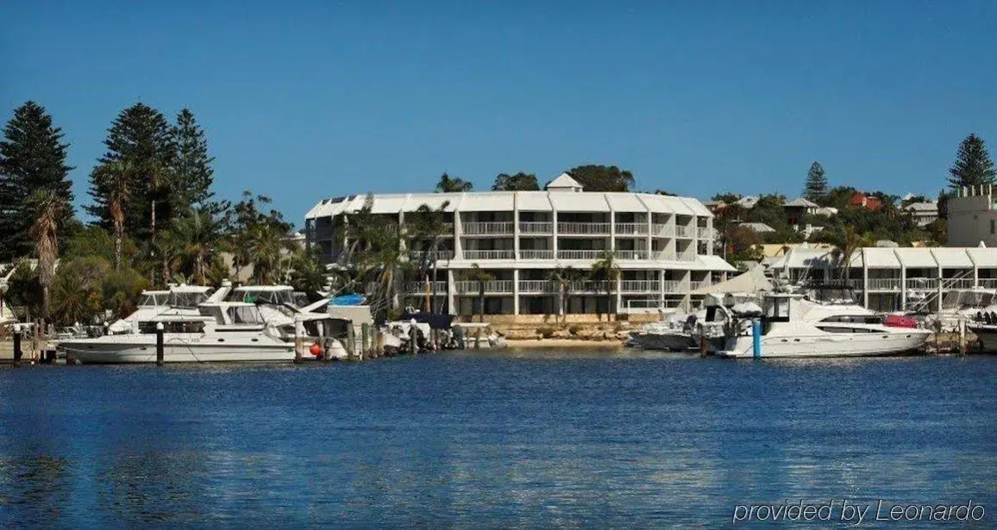 Pier 21 Riverside Apartment Hotel
