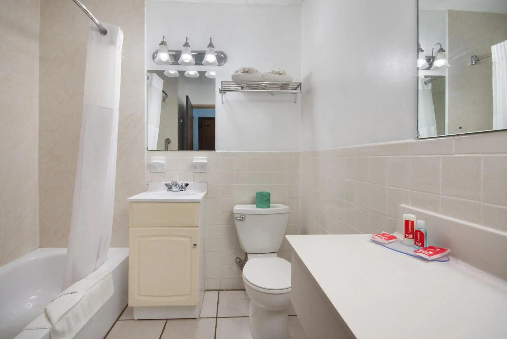 Econo Lodge Inn & Suites Windsor Locks Bradley Airport