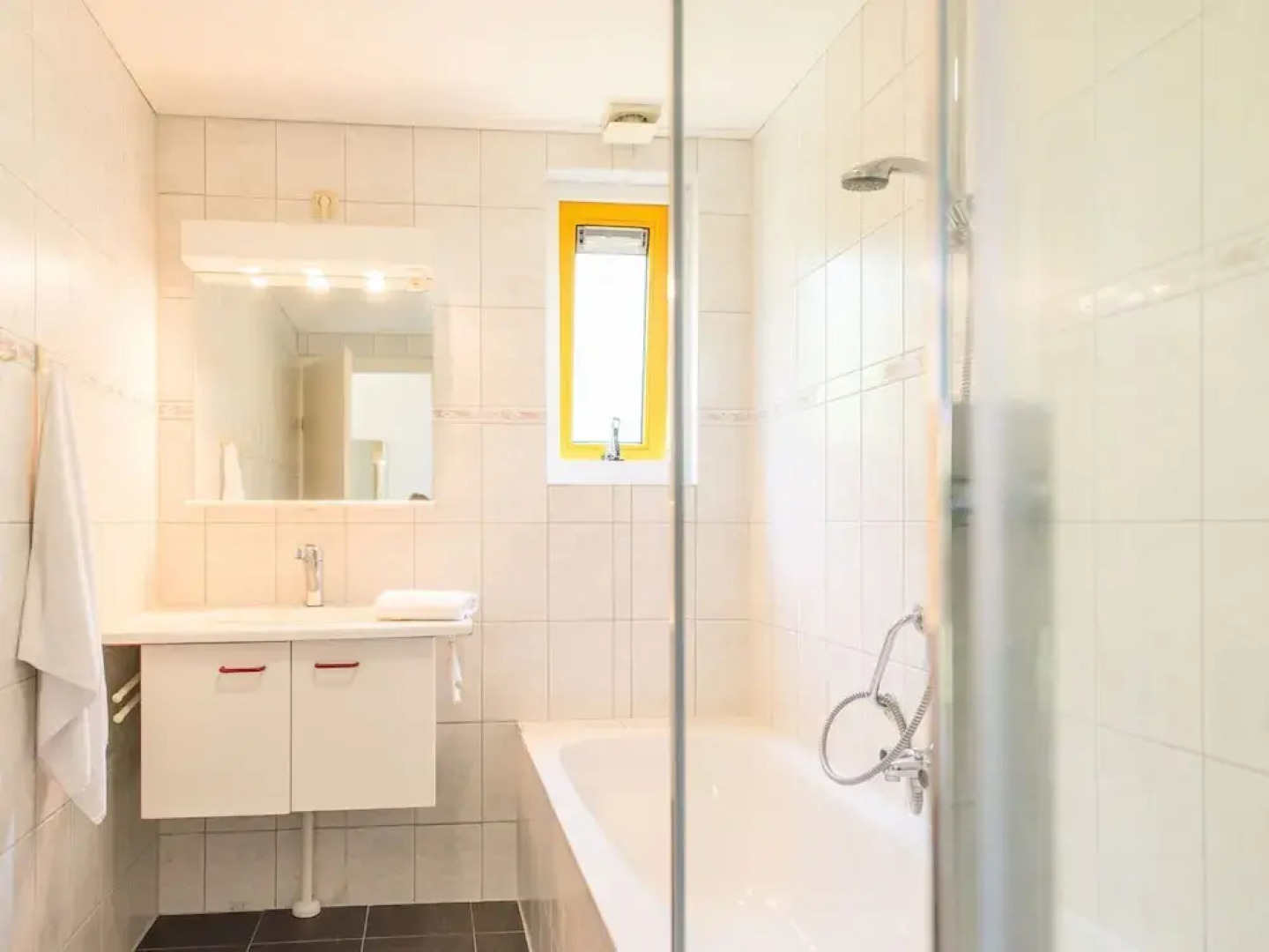 Comfortable Bungalow With Dishwasher Near the Beach