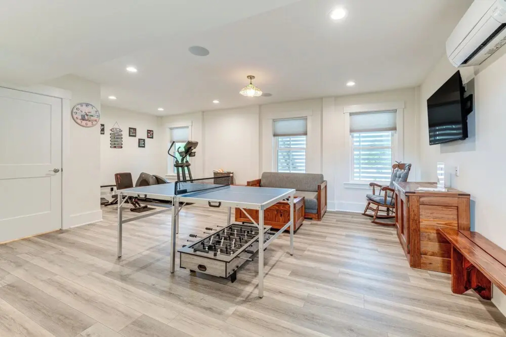 Walk to Beach: Southern Shores Retreat w/ Hot Tub