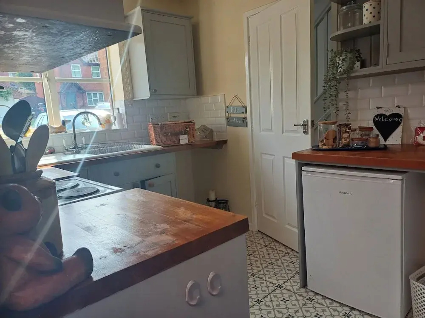 3 Bed House - Sleeps 5 - Pets - Parking
