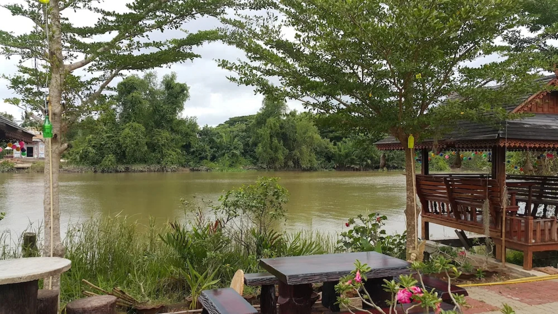 Ruenthai Rimnam Resort