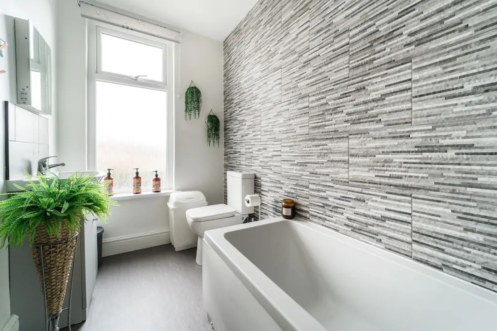 2br-sleeps5-privategarden-freeparking-pets