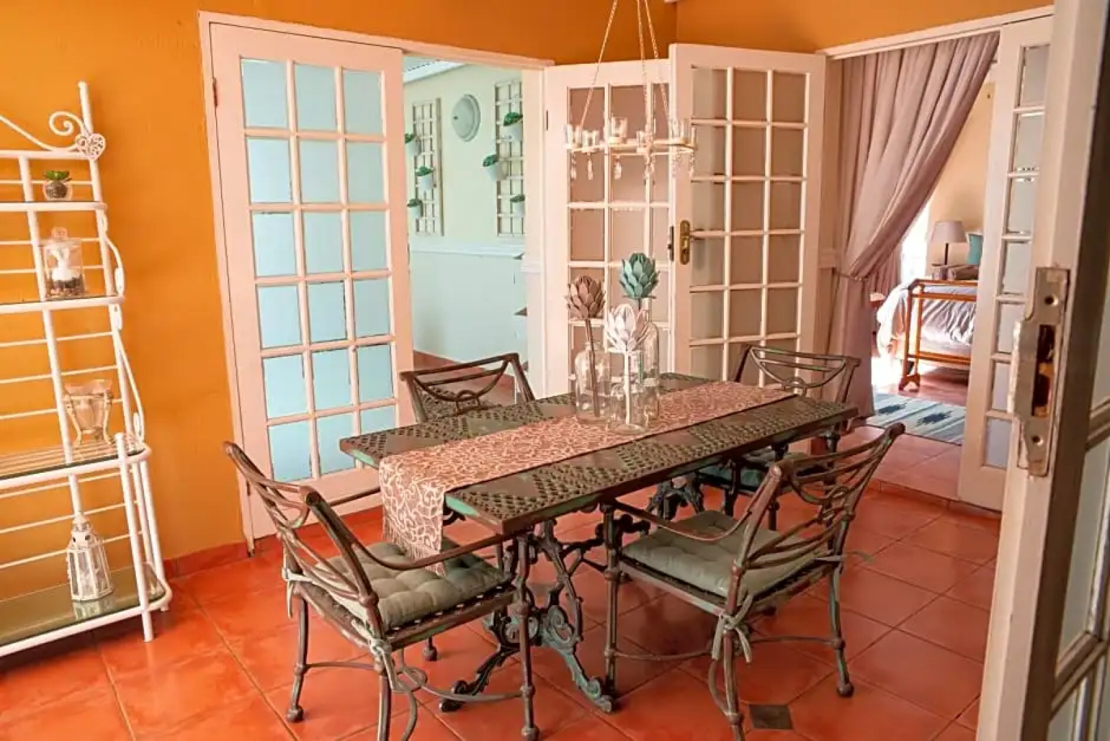 Roses And Pebbles B & B Guest House