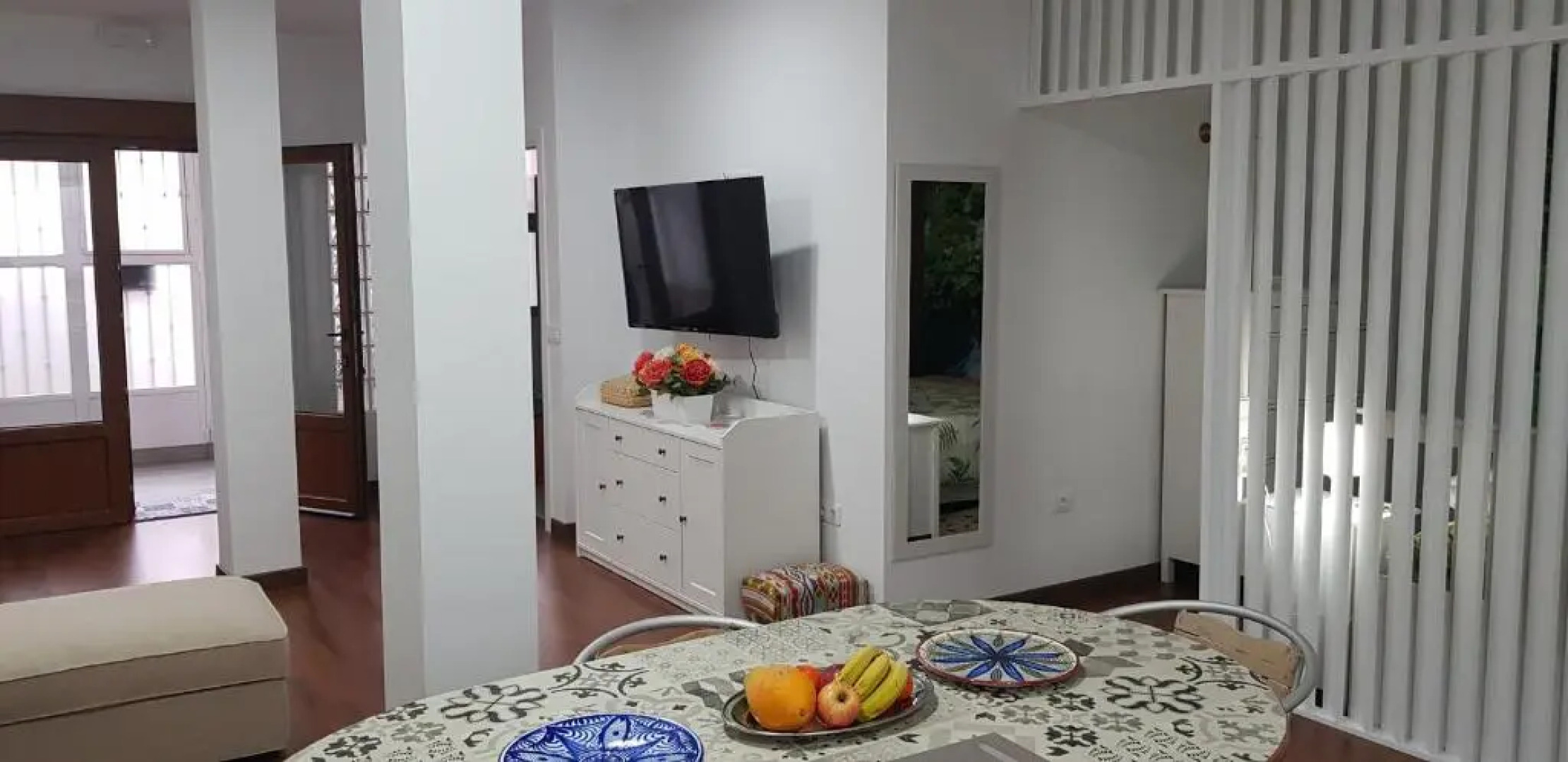 Valle, montañas y mar cristalino