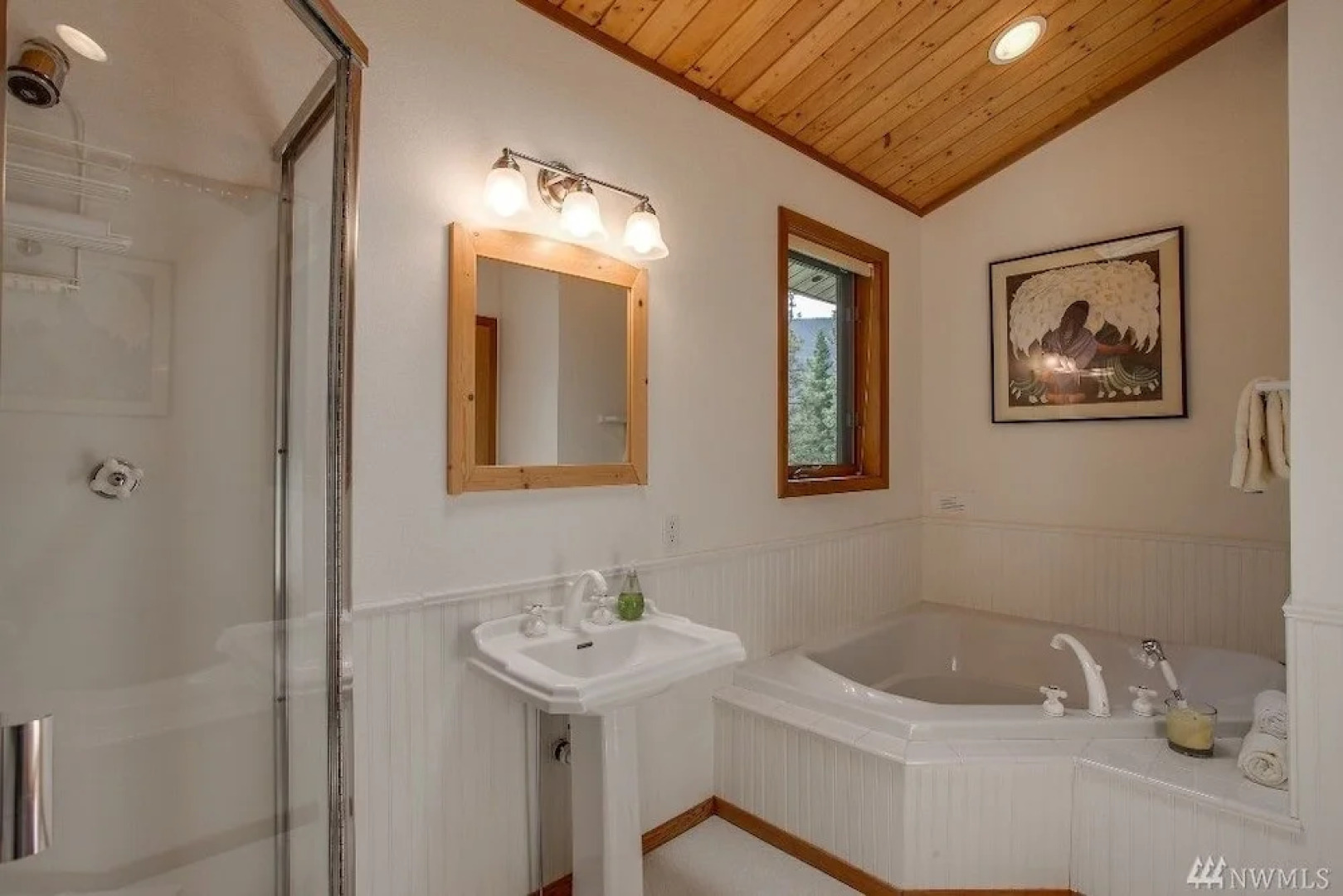 Timber View Lodge - Three Bedroom Home with Hot Tub