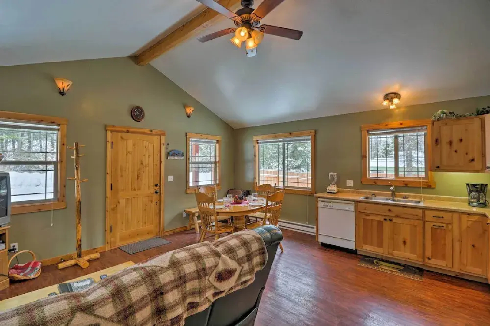 Hungry Horse Cabin: Deck, Fire Pit, Near Glacier!