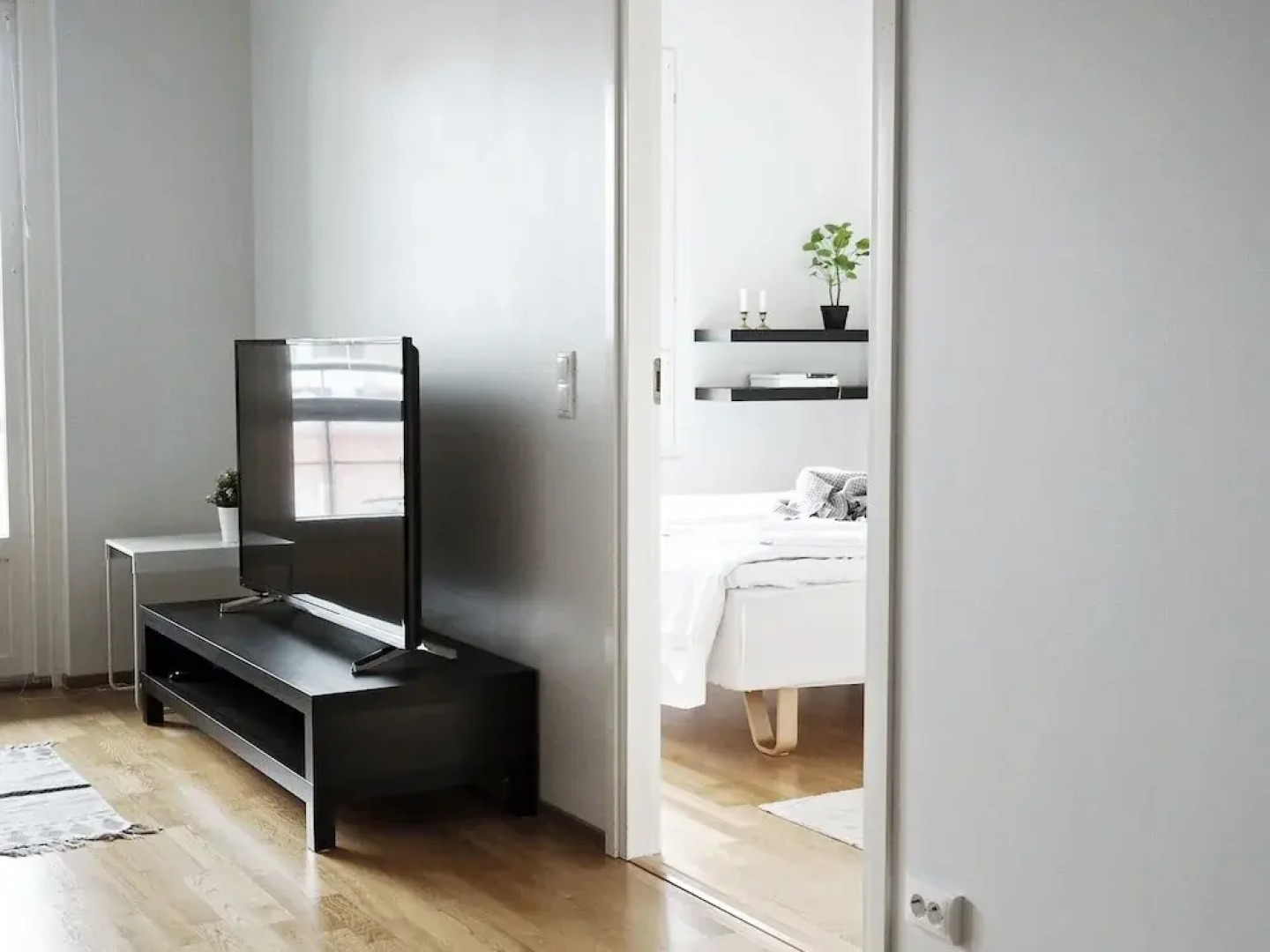 Modern 1BR Apt with Sauna, Balcony & Free Parking