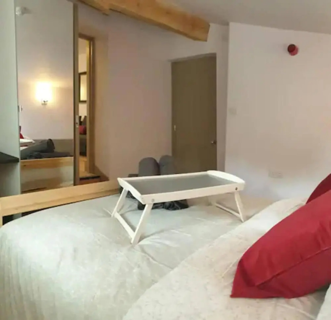 1700s Canalside Cottage Sleeps up to 12 Guests