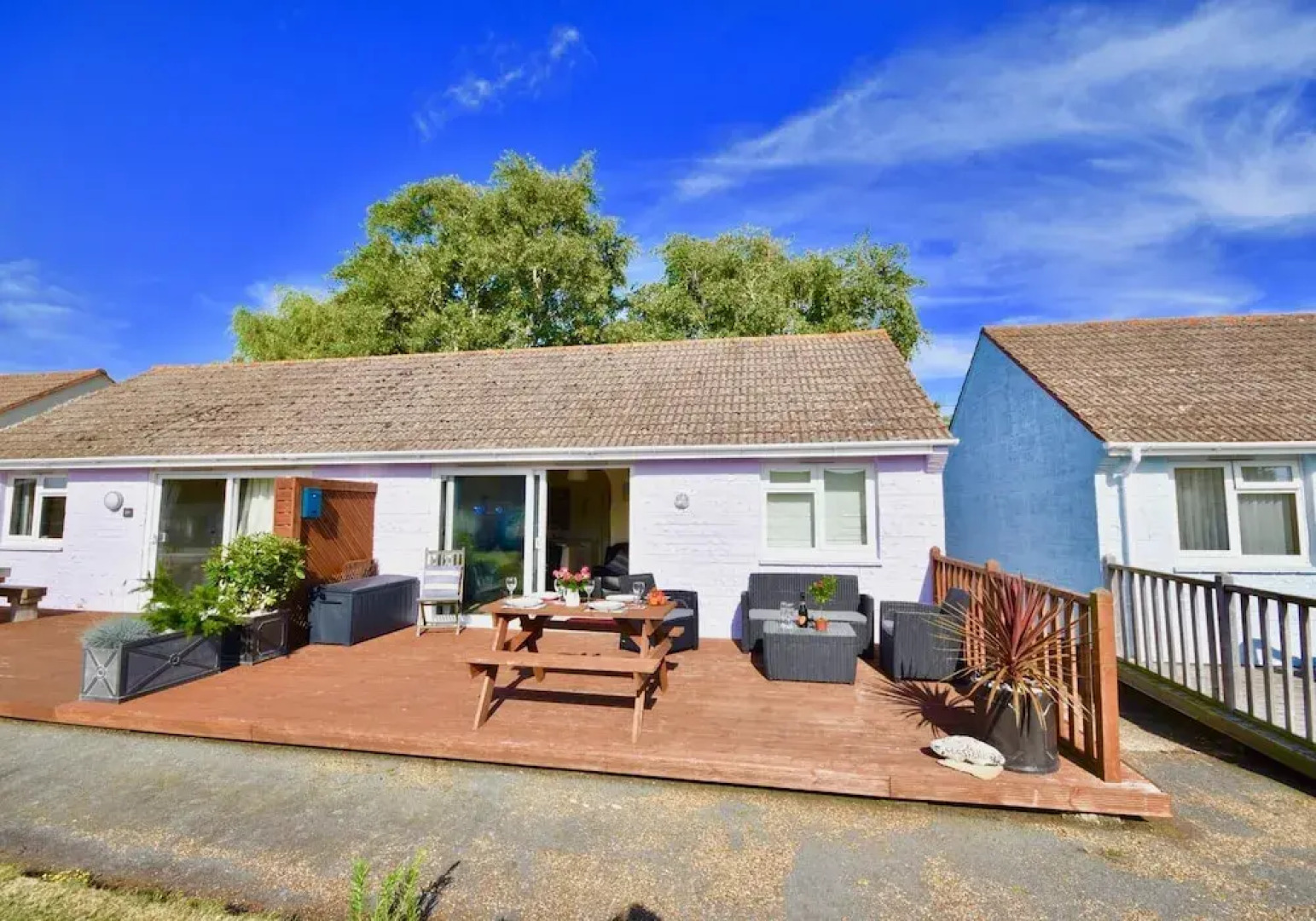 Seashells Dog Friendly Seaview Beach Chalet Sleeps 4 Beach Opposite