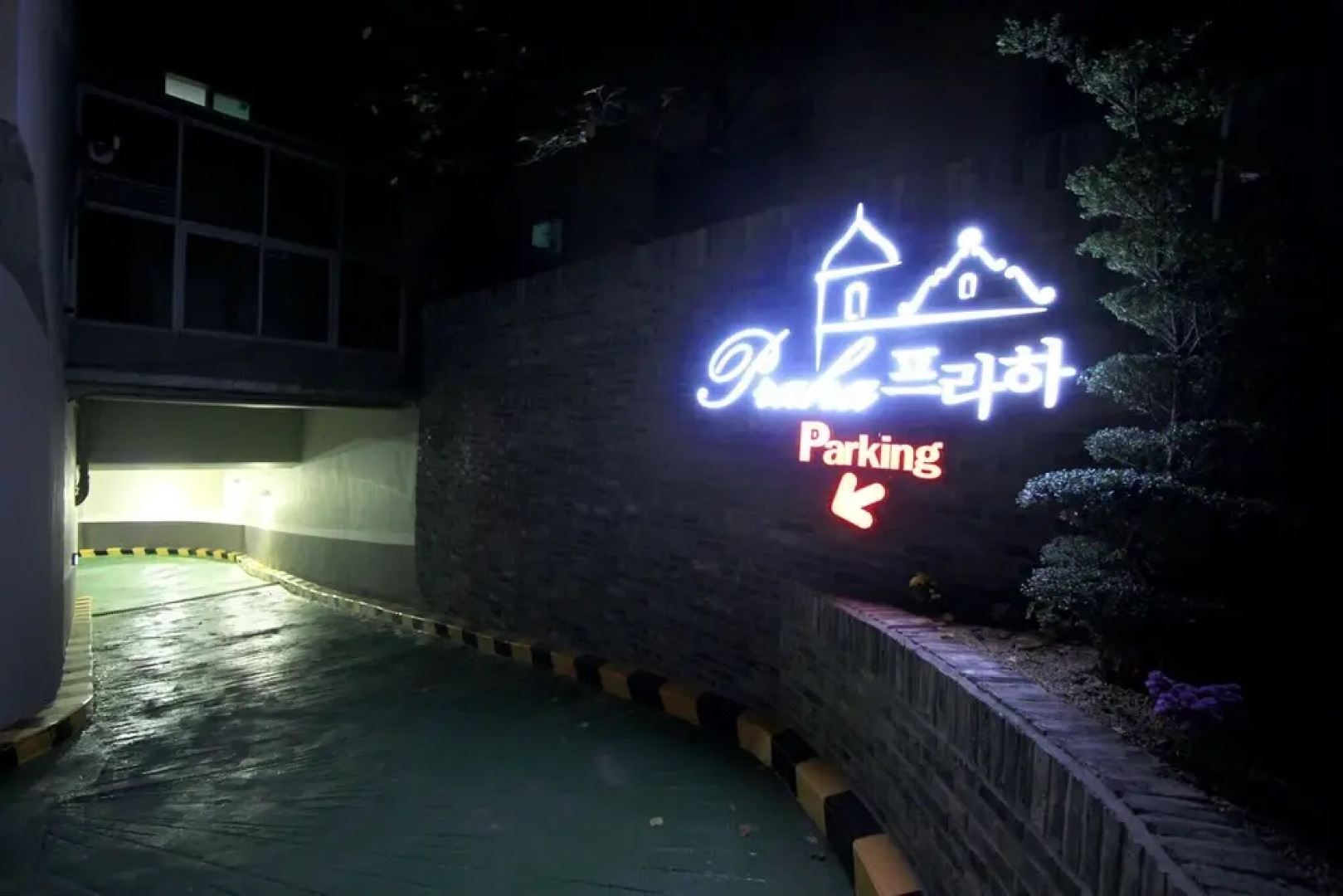 Changwon Palyongdong Praha Hotel