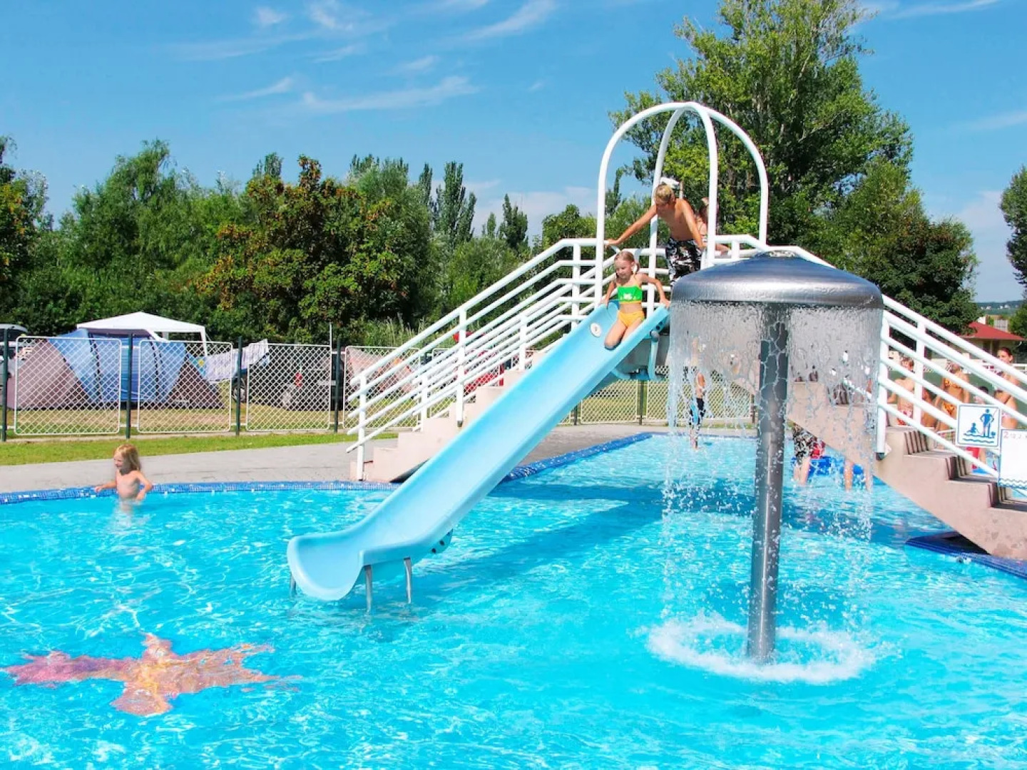 Happy Camp mobile homes in Füred Camping