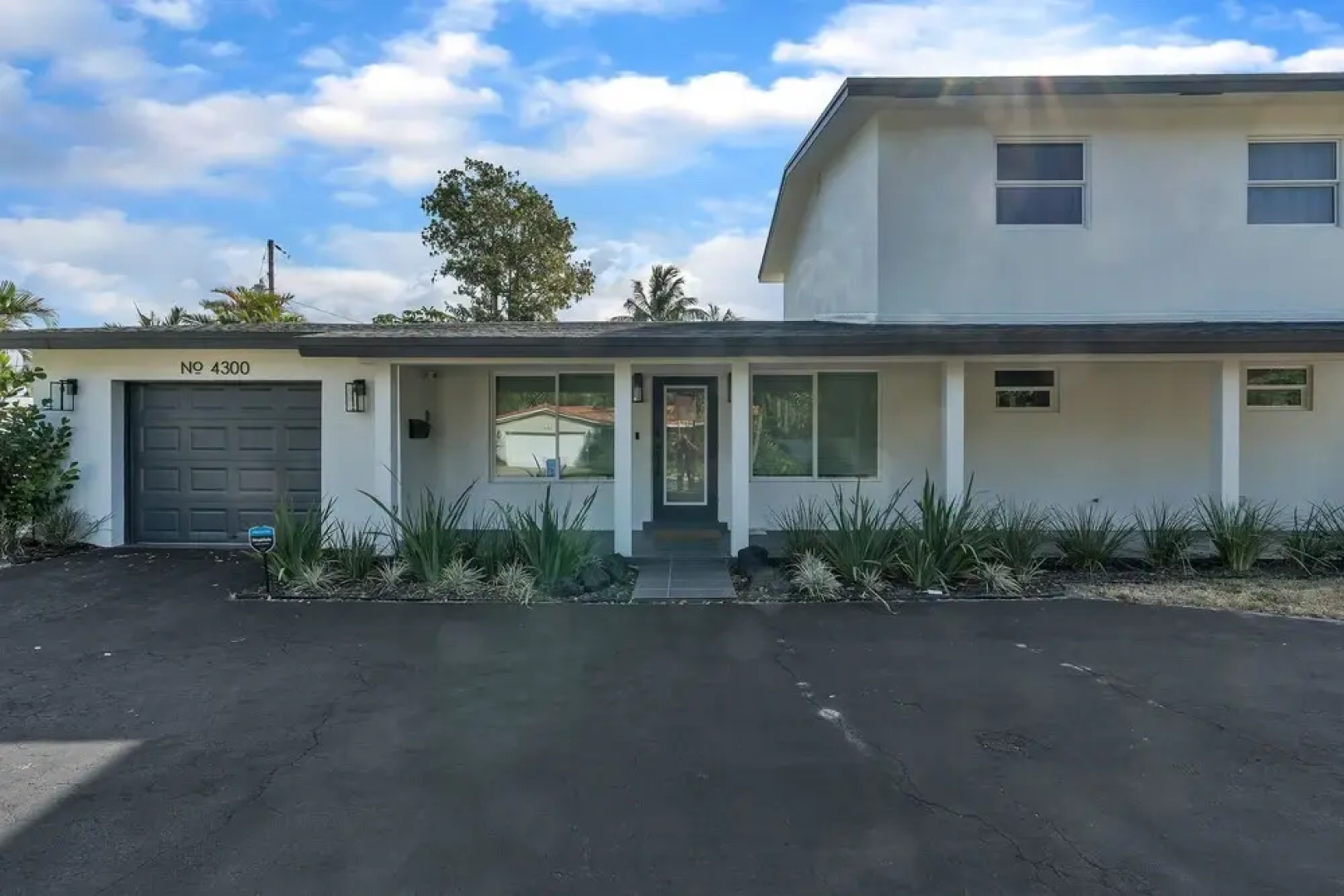 Casa Cervo - Stunning Home In Great Location, Walkable To Restaurants, Shopping, And The Beach! 4 Bedroom Home by Redawning