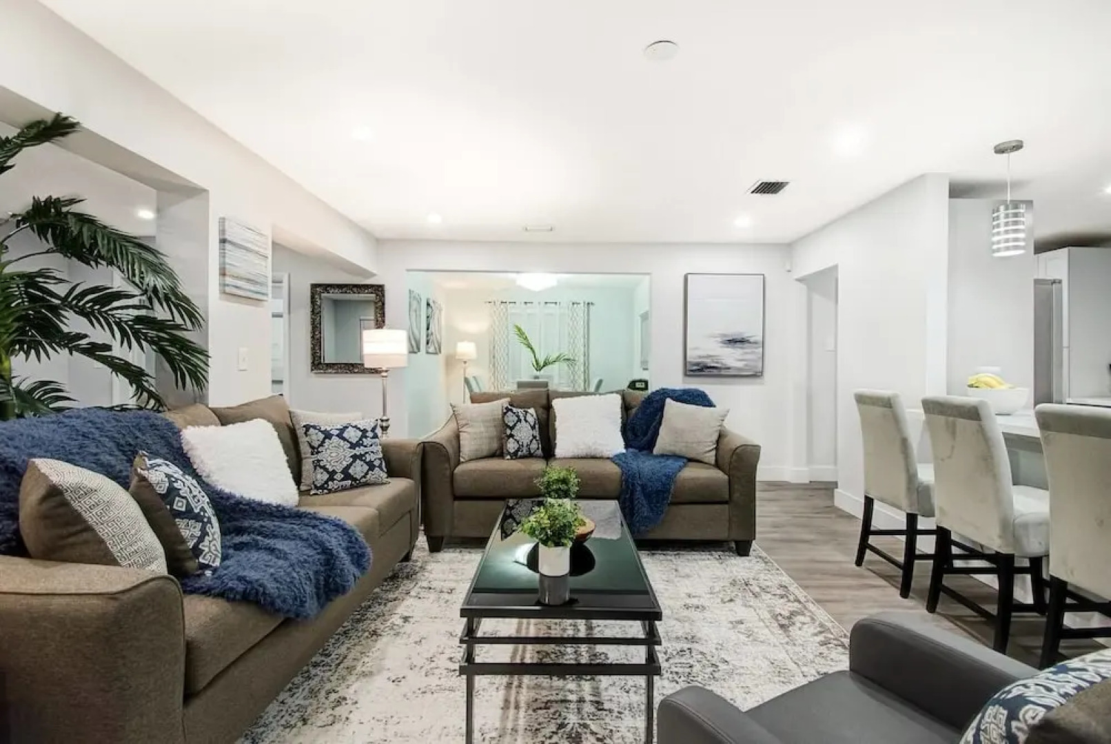 Comfortable Luxurious Home with Hot Tub, Near the Beach