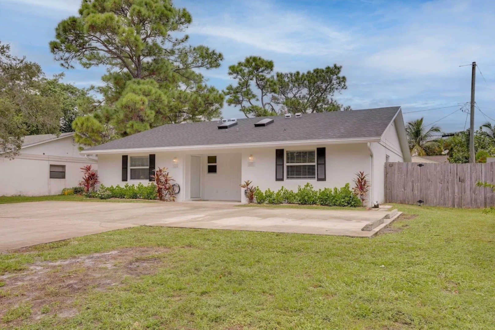 Jupiter Townhome w/ Patio & Yard ~ 6 Mi to Beach!