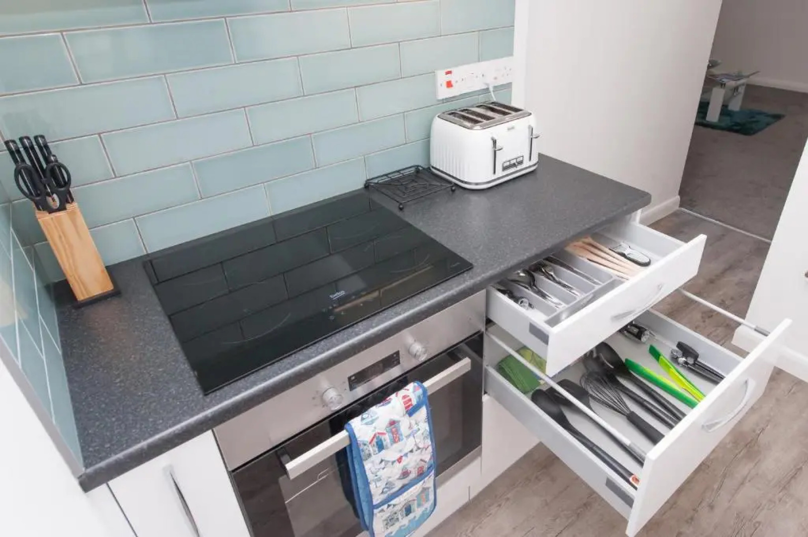 Two bed ground floor apartment, sleeps six, free parking and high speed Wifi