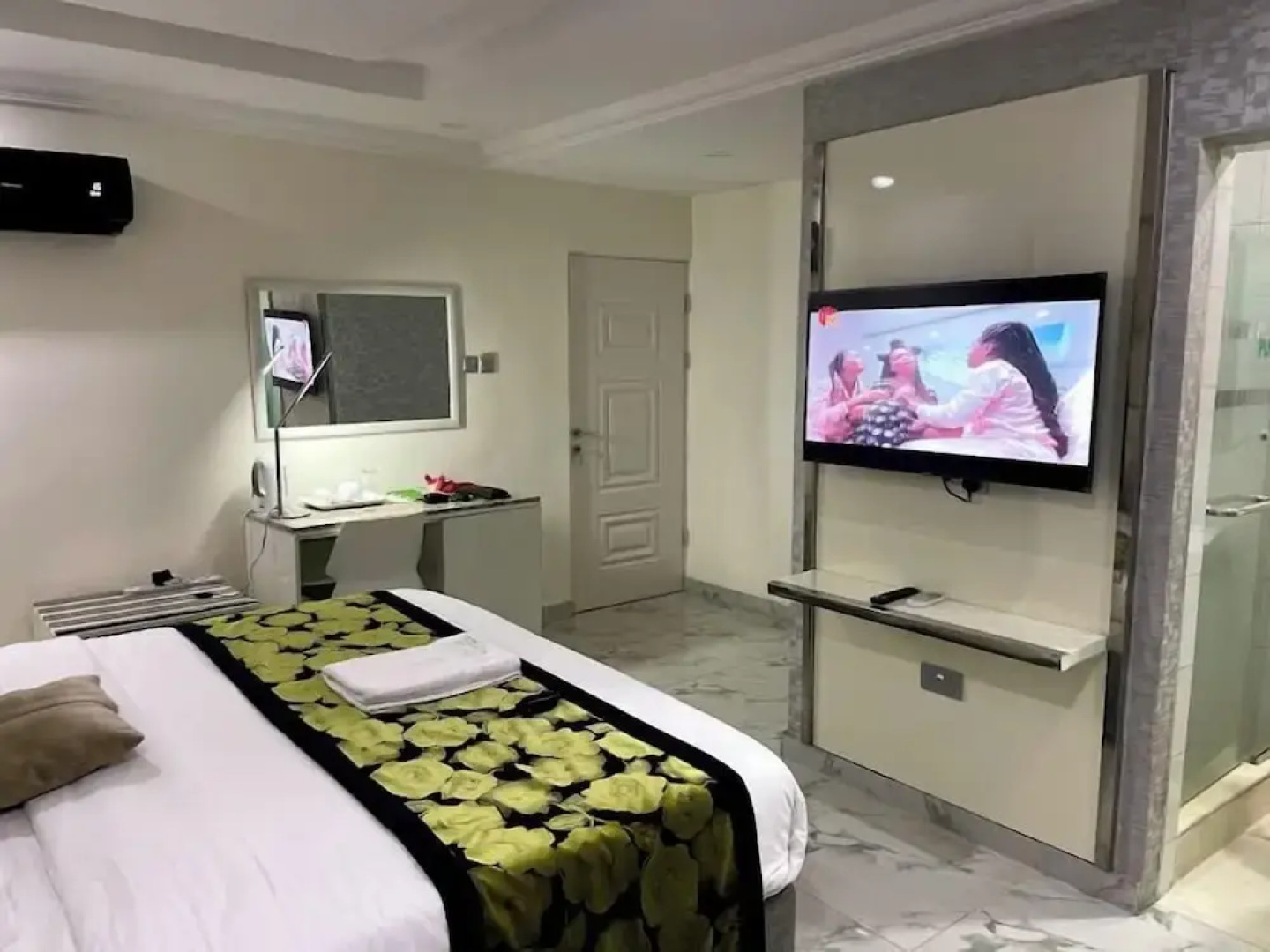Lushville Hotel and Suites