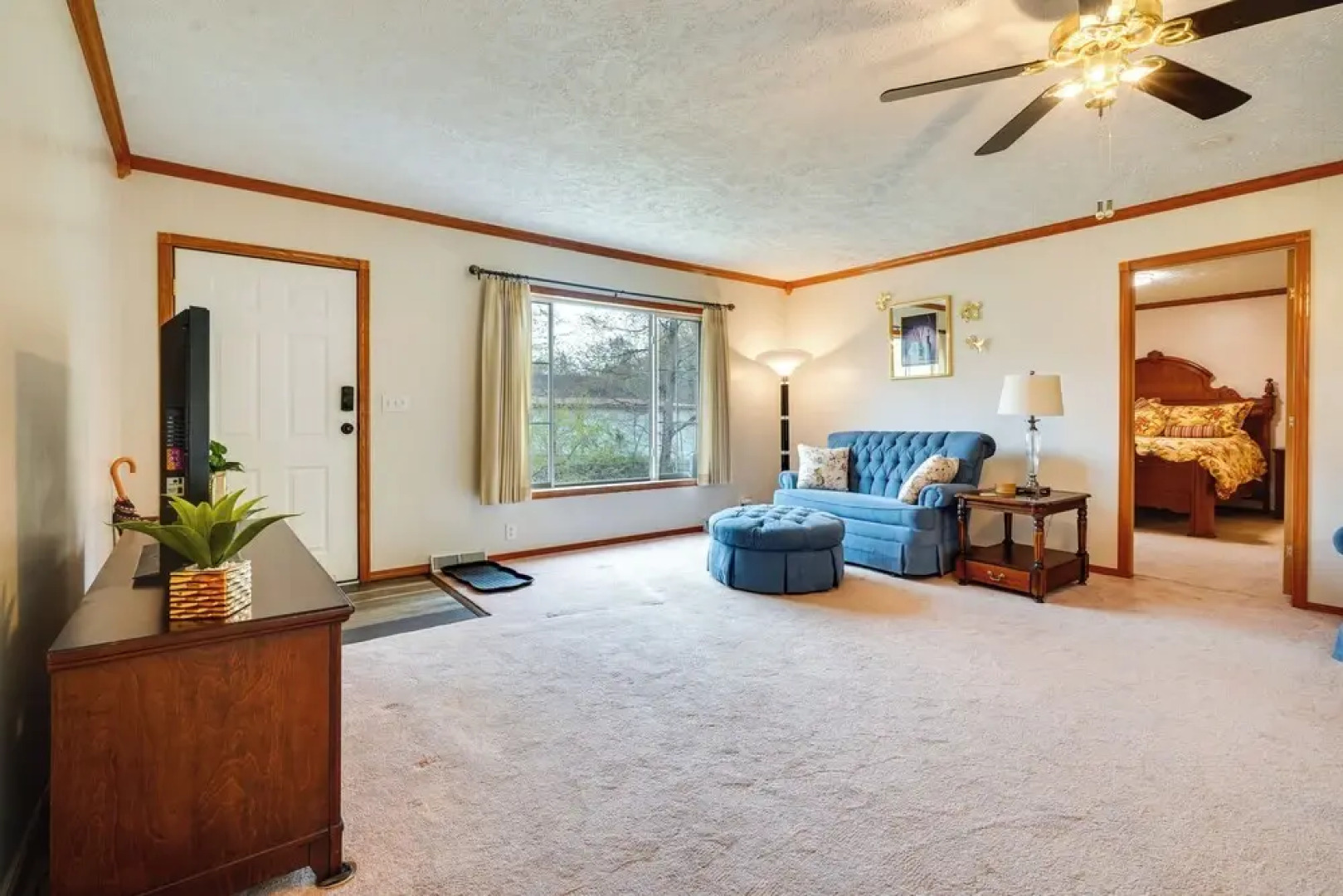 Serene Zanesville Getaway: Hot Tub, 2 Decks!