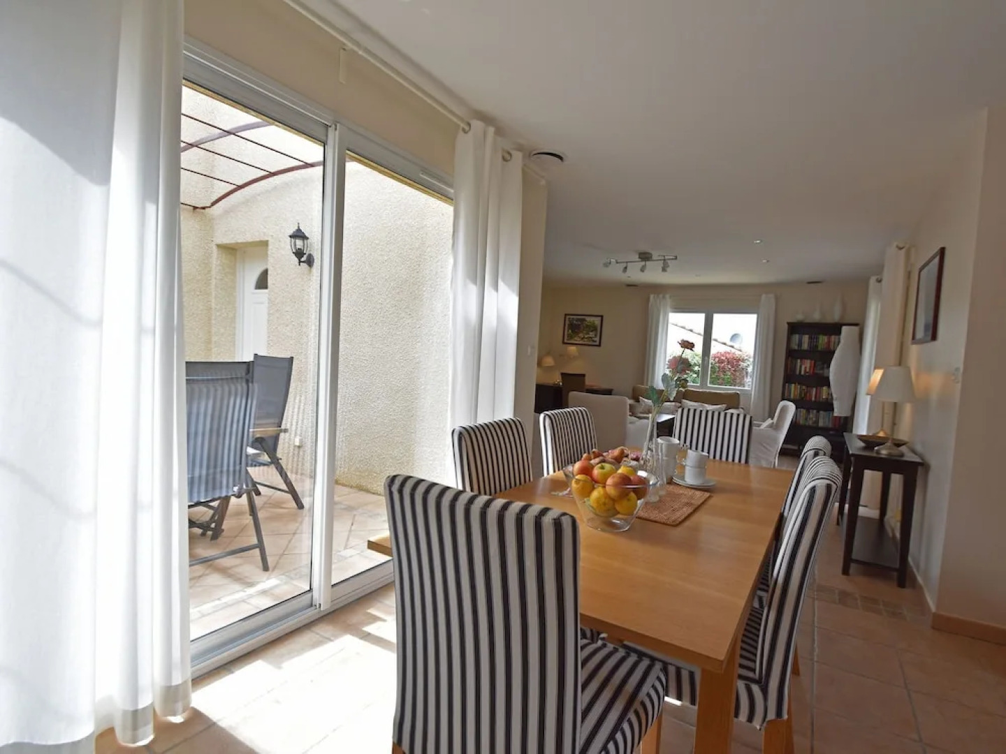 Villa with air-con, heated pool, jacuzzi, fenced garden and kids play equipment