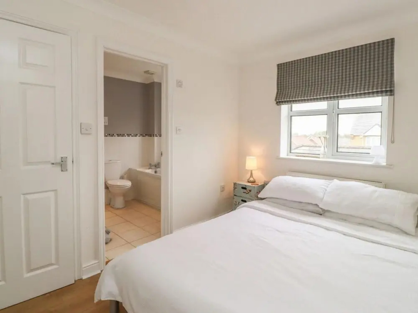 Beachfront House With Stunning sea Views and Jacuzzi Bathtub