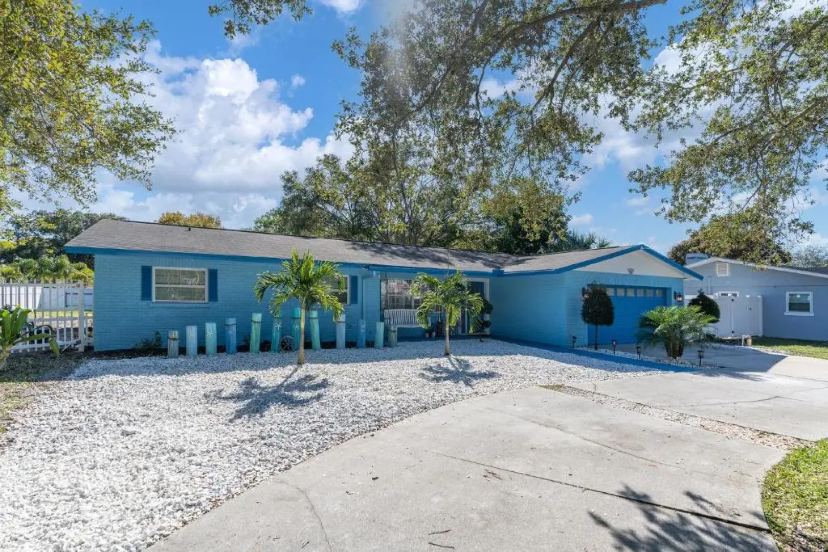 Beautiful home- Private getaway-Heated Pool/Hottub