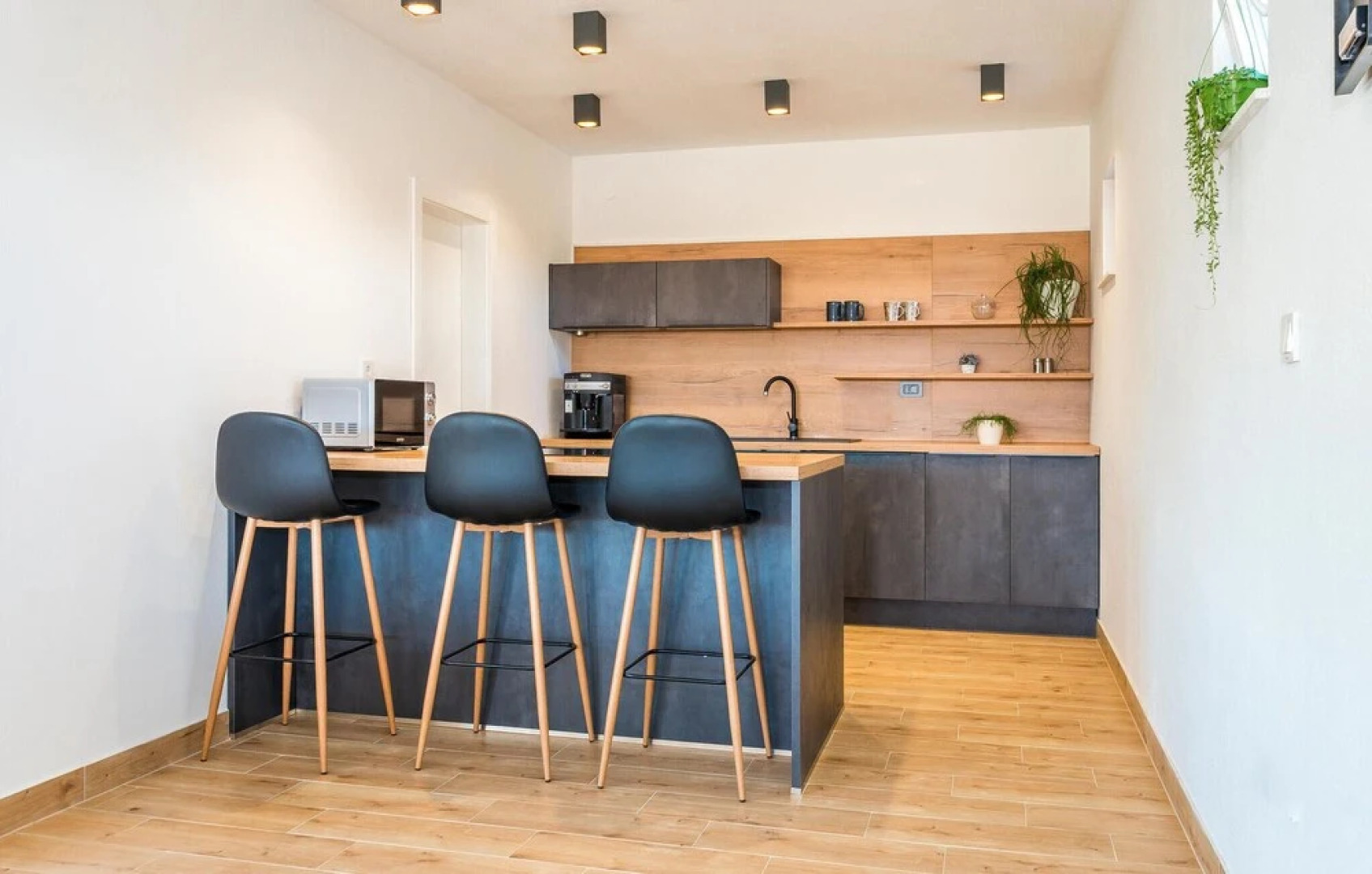 Amazing Home in Siveric with Hot Tub, Sauna & WiFi