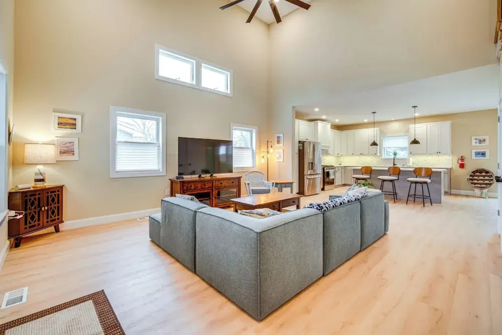 Steps to Sand: Villas Beach House w/ Decks!