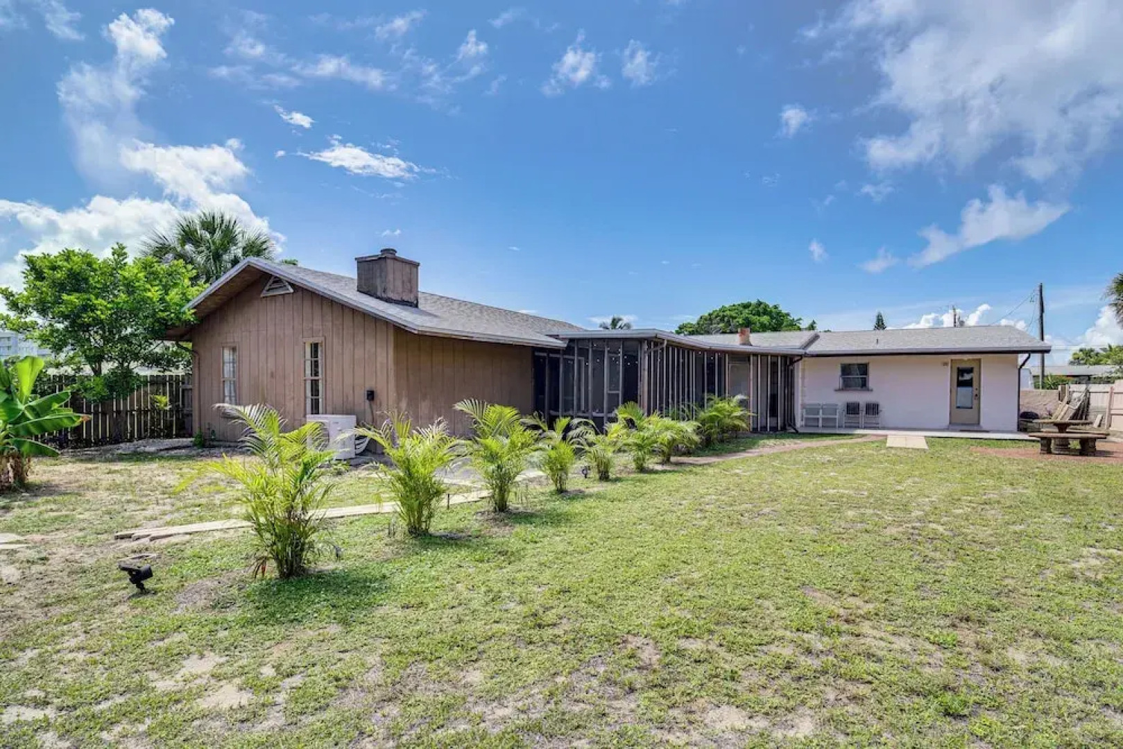 Walk to Beach & Eats: Modern Indialantic Apt