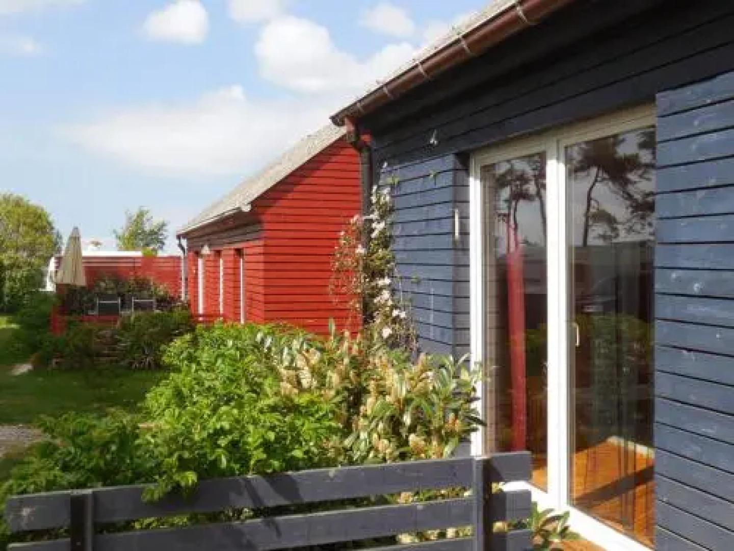 Roter Bungalow am Strand _50m_ _ O