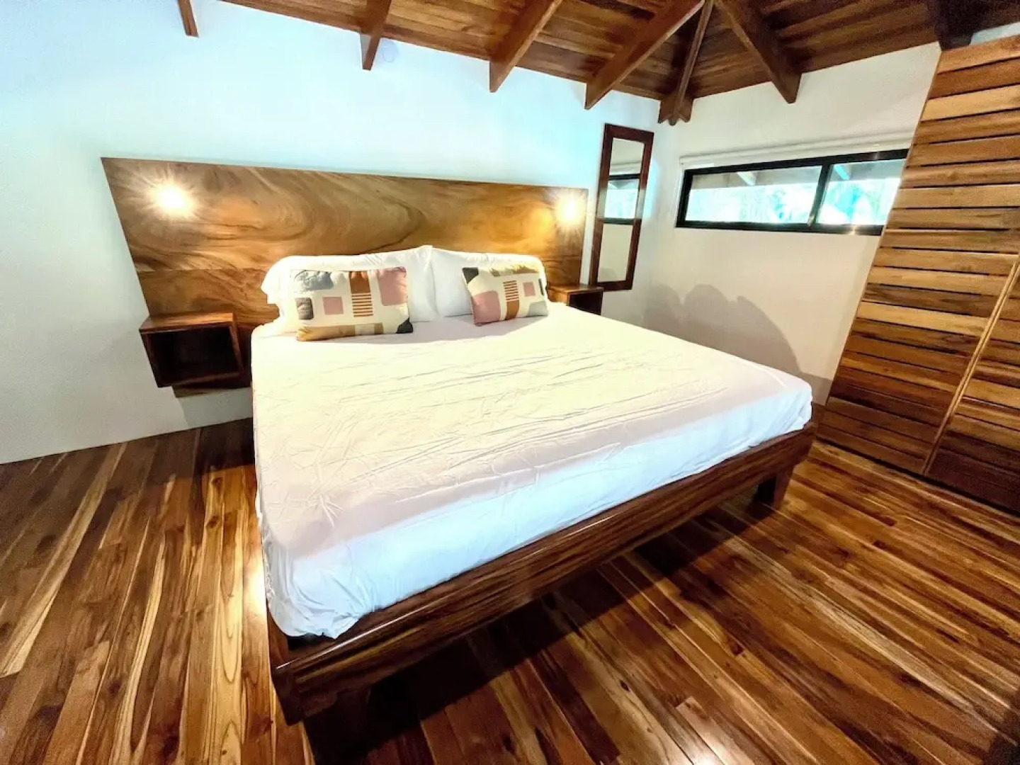 Makanas Beach Bungalows