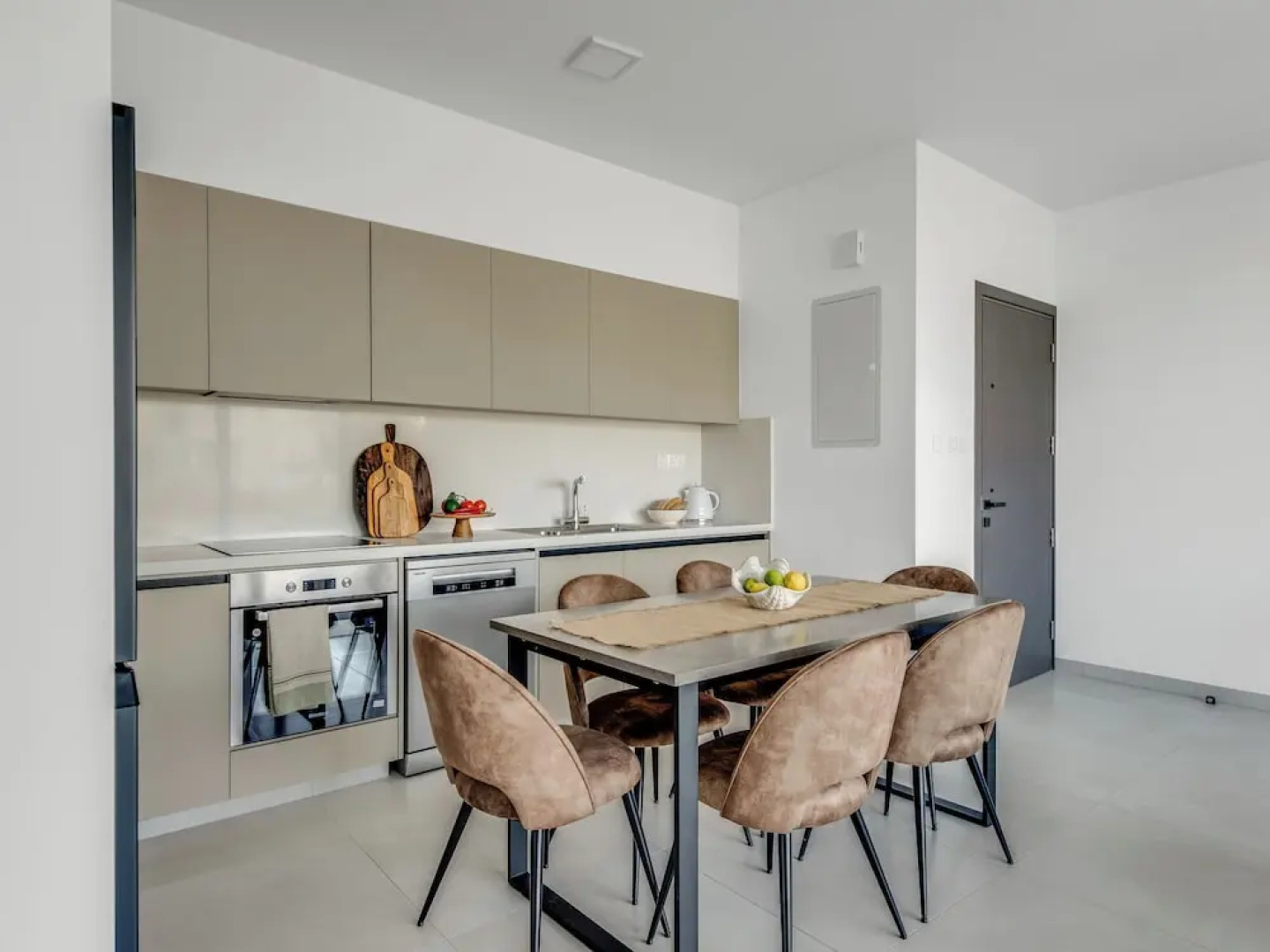 Sanders Elgio - Pleasant 2-bdr Apt w Balcony