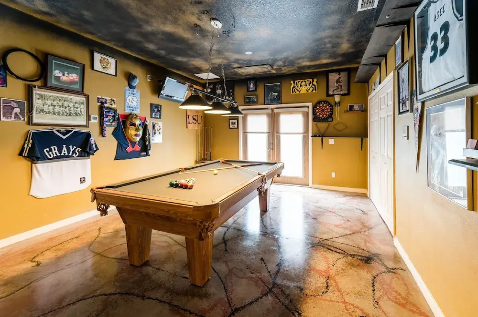 Chic Renovated Oasis: Disney & Universal Nearby 4 Bedroom Home by RedAwning