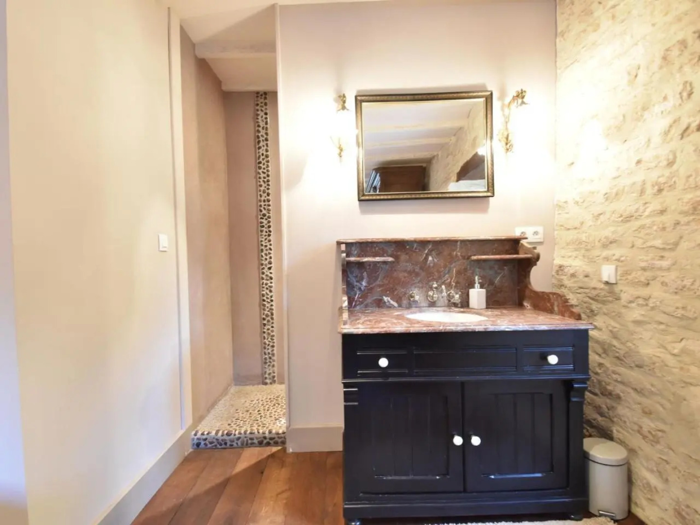 Luxurious mansion in Lantheuil with garden