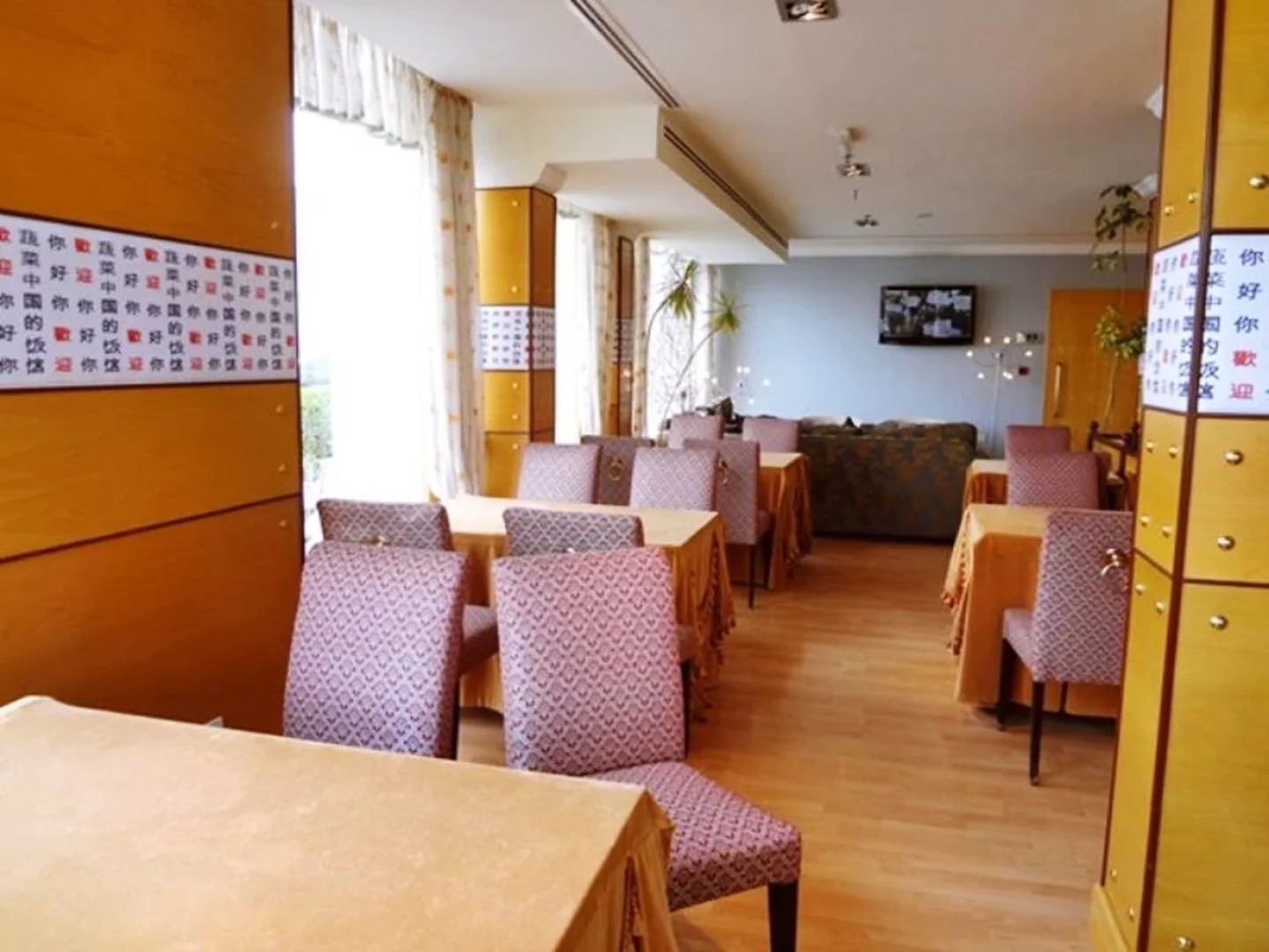 Corniche Hotel & Suites