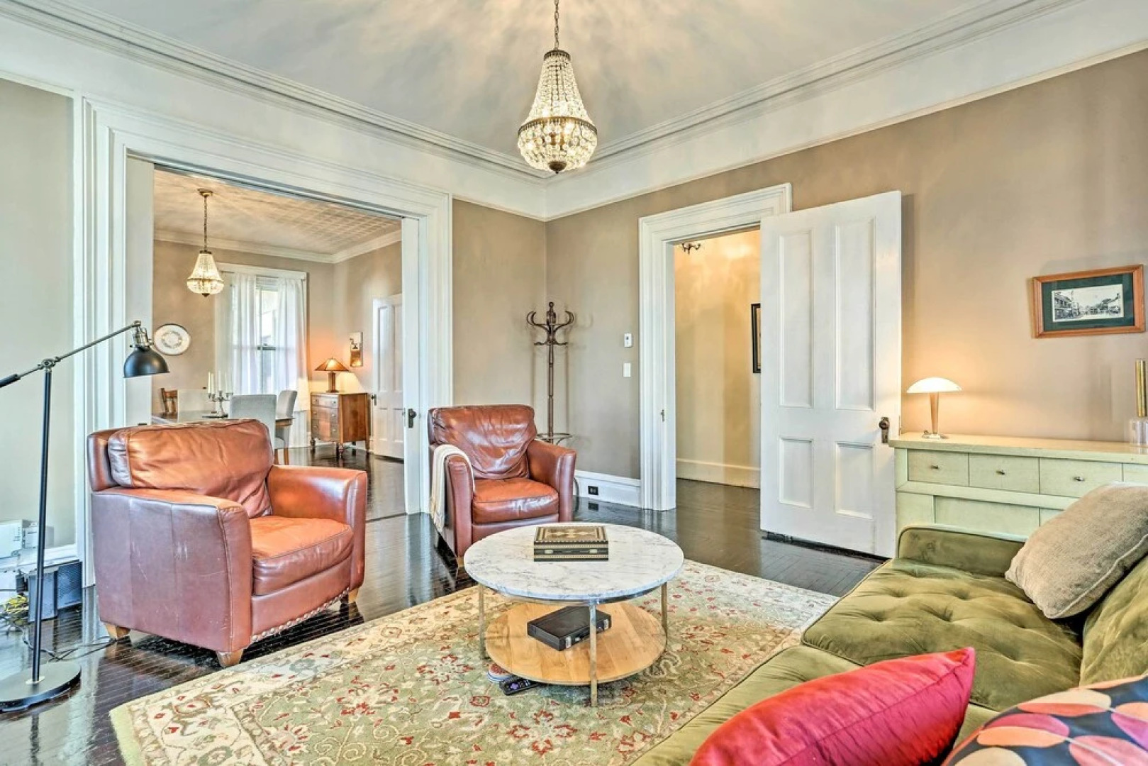 Centrally Located Apt in Victorian Mansion!