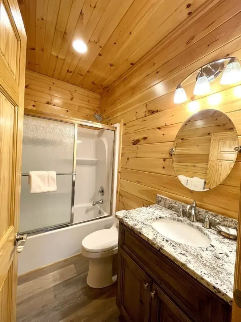 Peaceful family cabin near fishing with over 100 acres of mountain and field trails to explore! 2 Bedroom Cabin by RedAwning