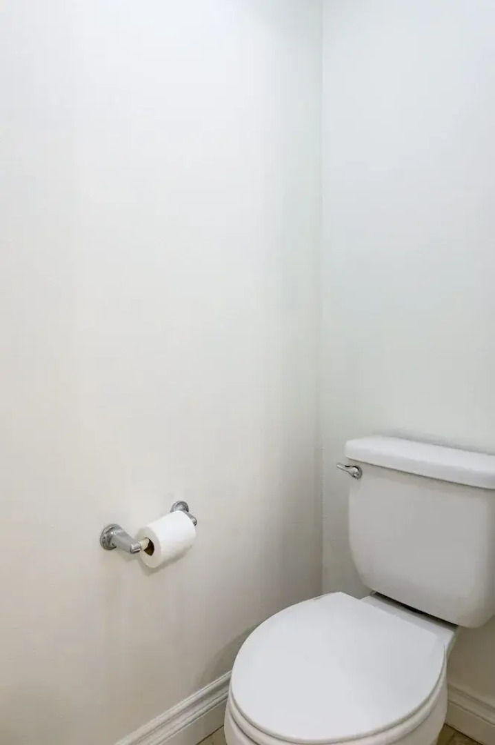 Private Entry Suite w Patio Bath Kitchenette