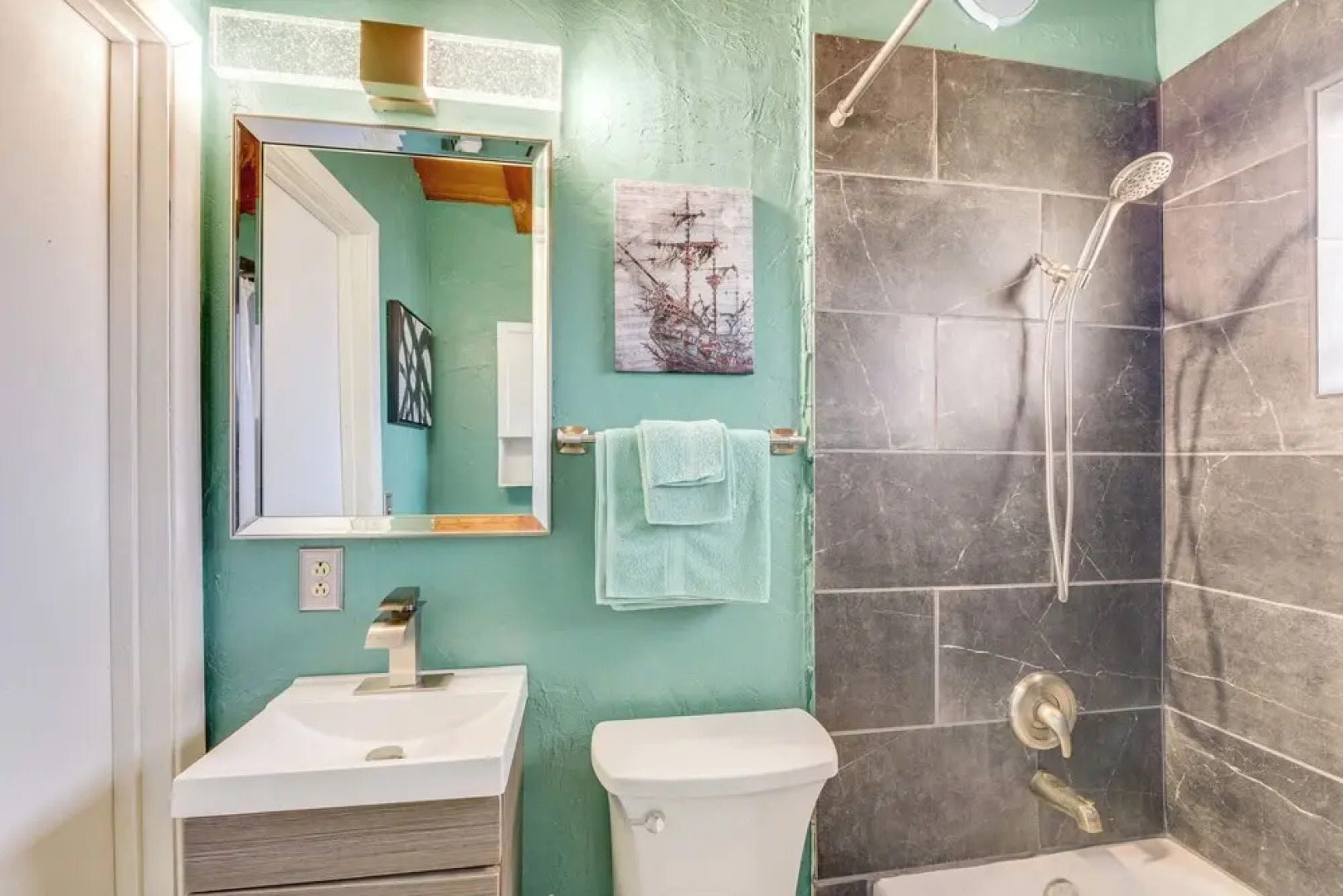 < 1 Mi to Water: Cozy Clearlake Cabin