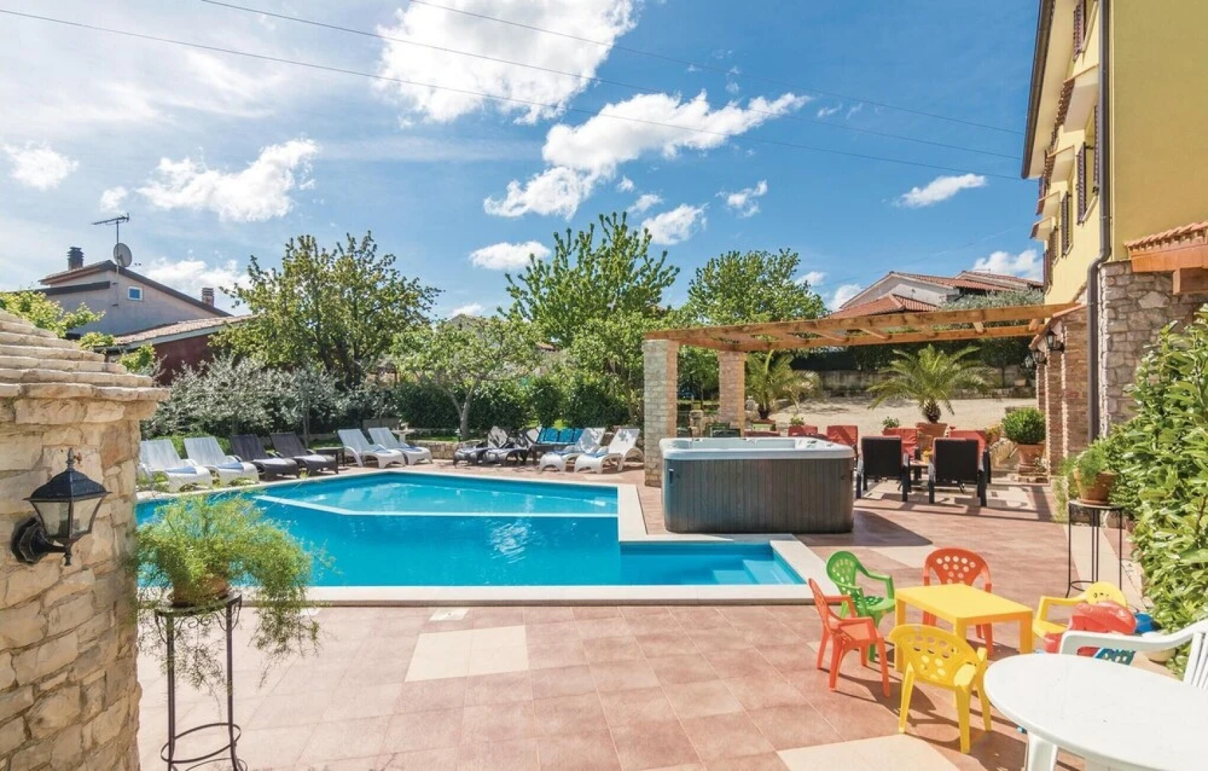 Awesome Home in Visnjan with Hot Tub, Sauna & WiFi