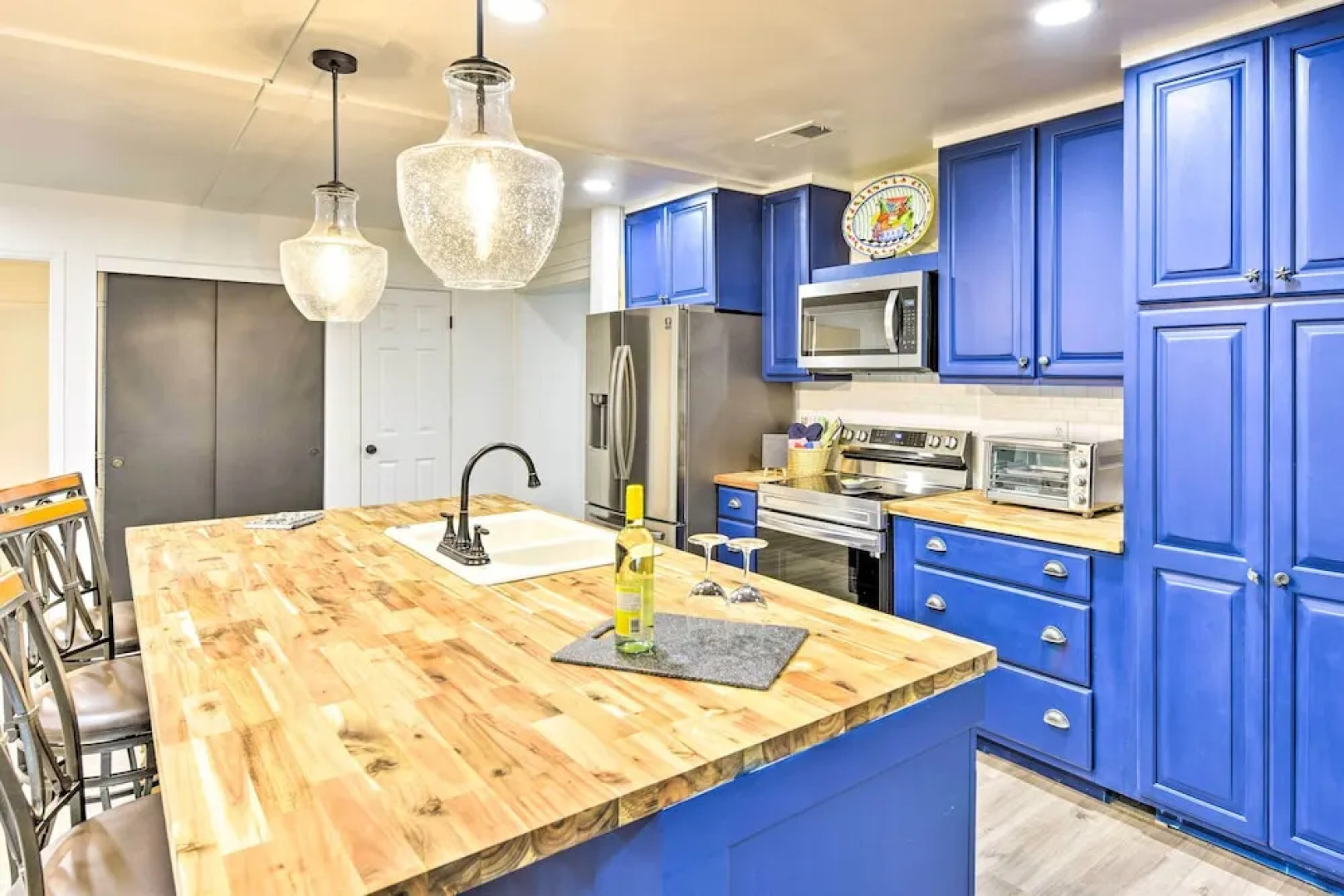 Bright Beaufort Home w/ Porch & Fire Pit!