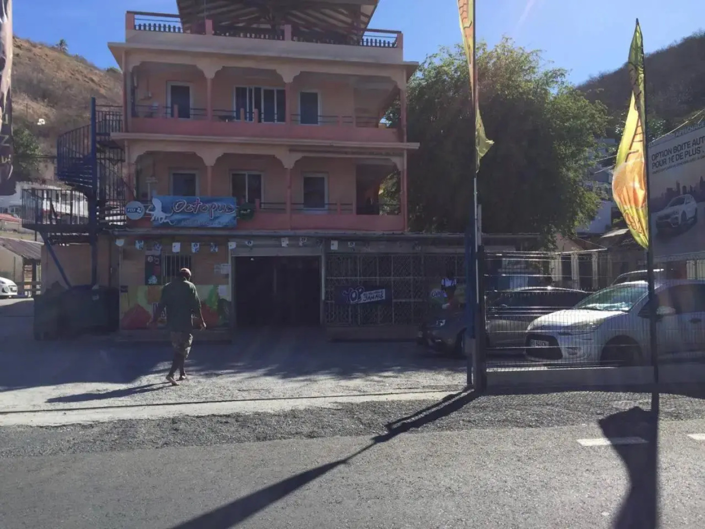 T2 tropical en bord de piscine à 100m de la mer