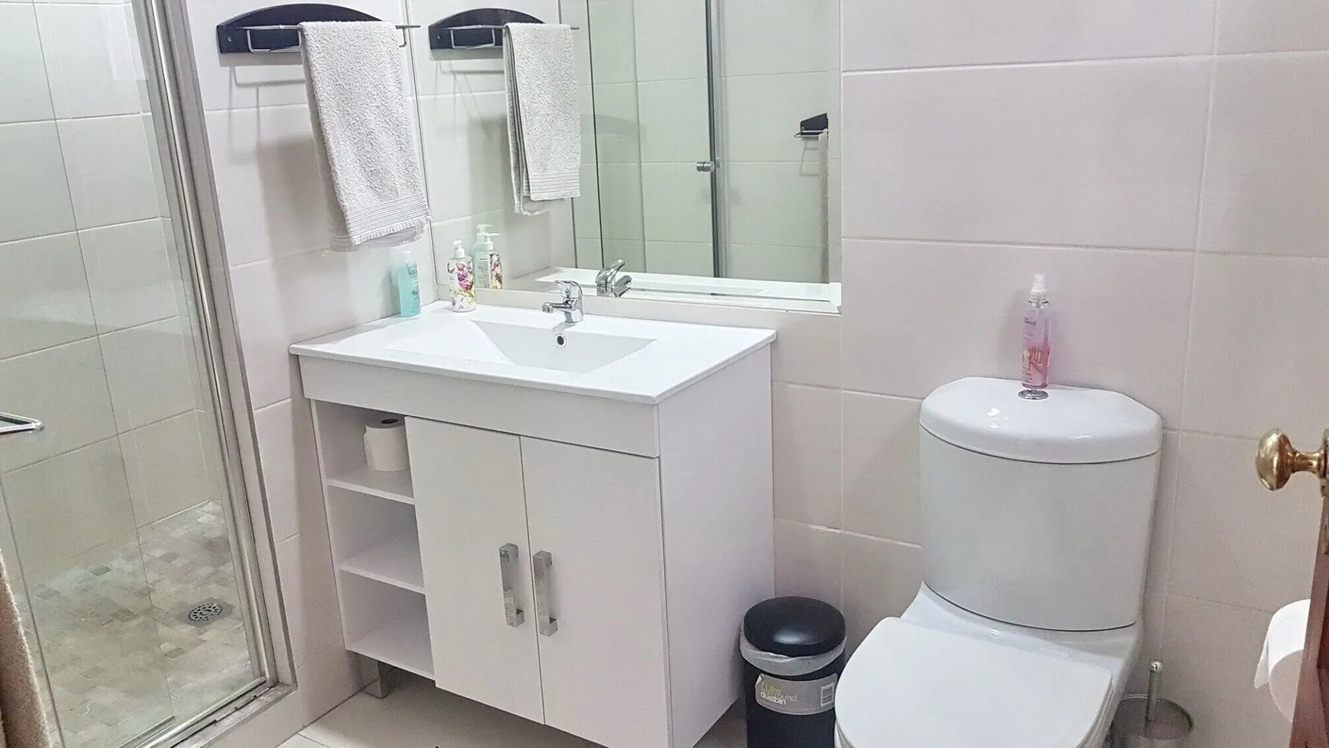 Six Valk Avenue Guest House