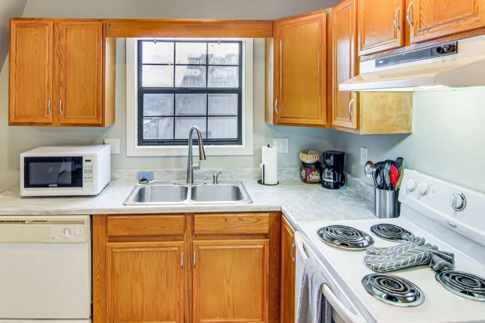 Centrally Located Mills River Townhome w/ Fire Pit