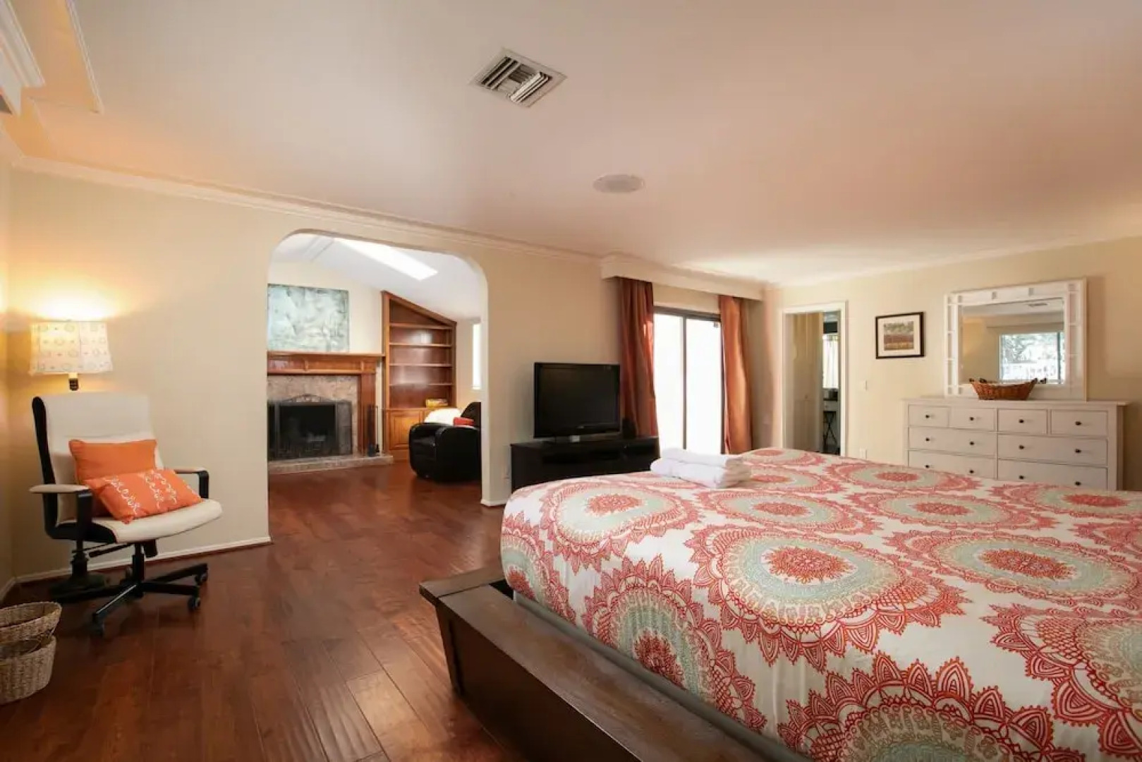 Sunny Pasadena Mansion, Sparkling Heated Pool & Projector Room!