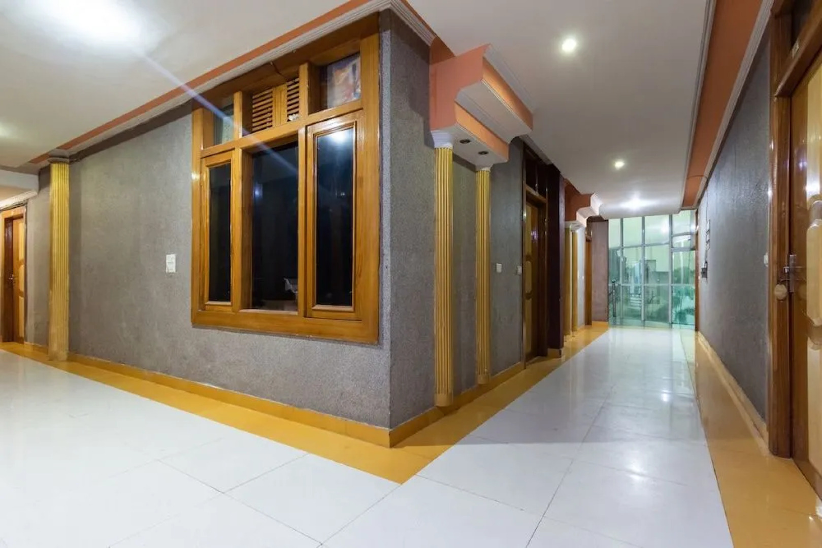 Oyo 44199 Hotel Crossroads