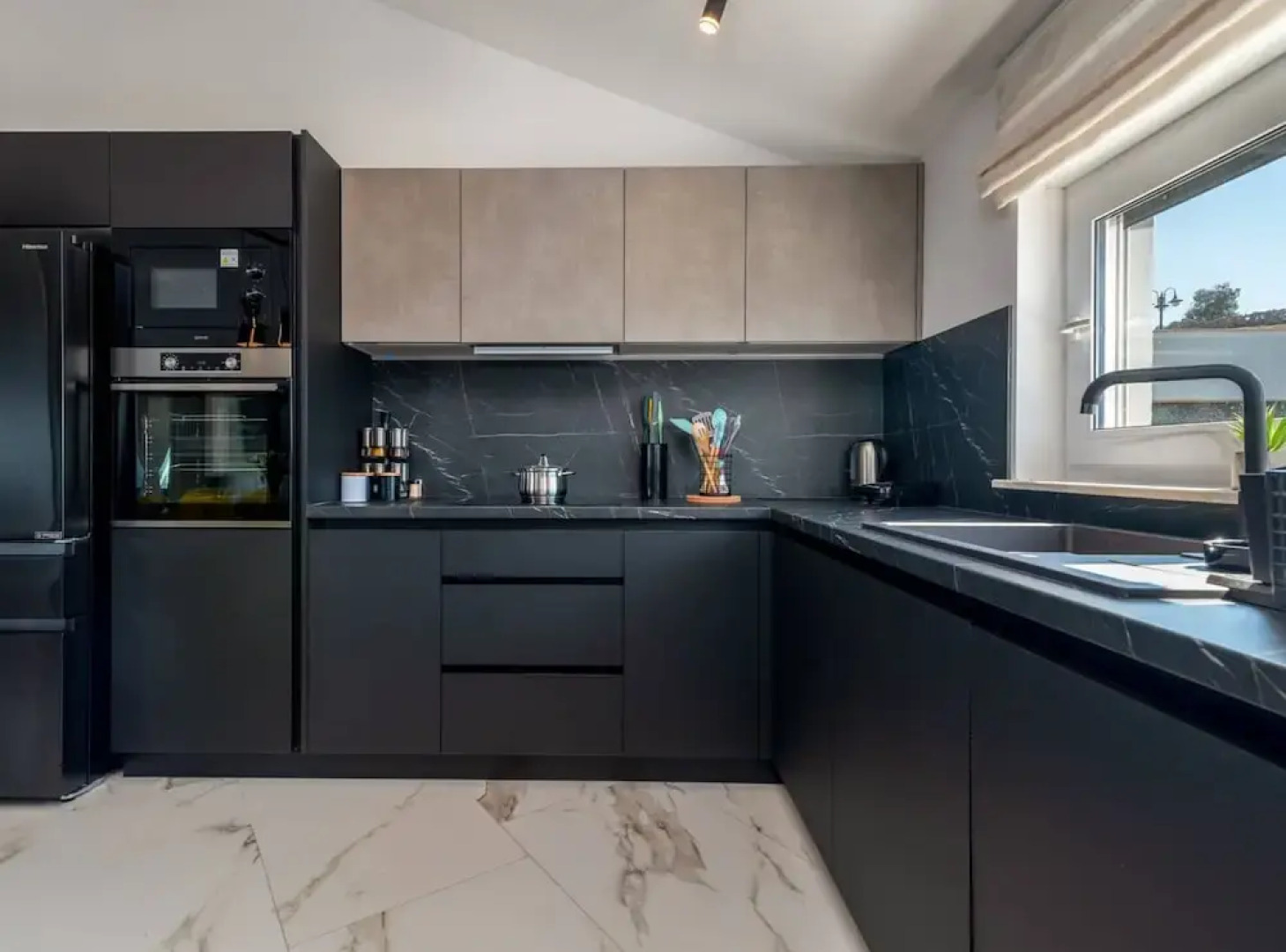 Luminous Infinity Villa With Pool and Gym