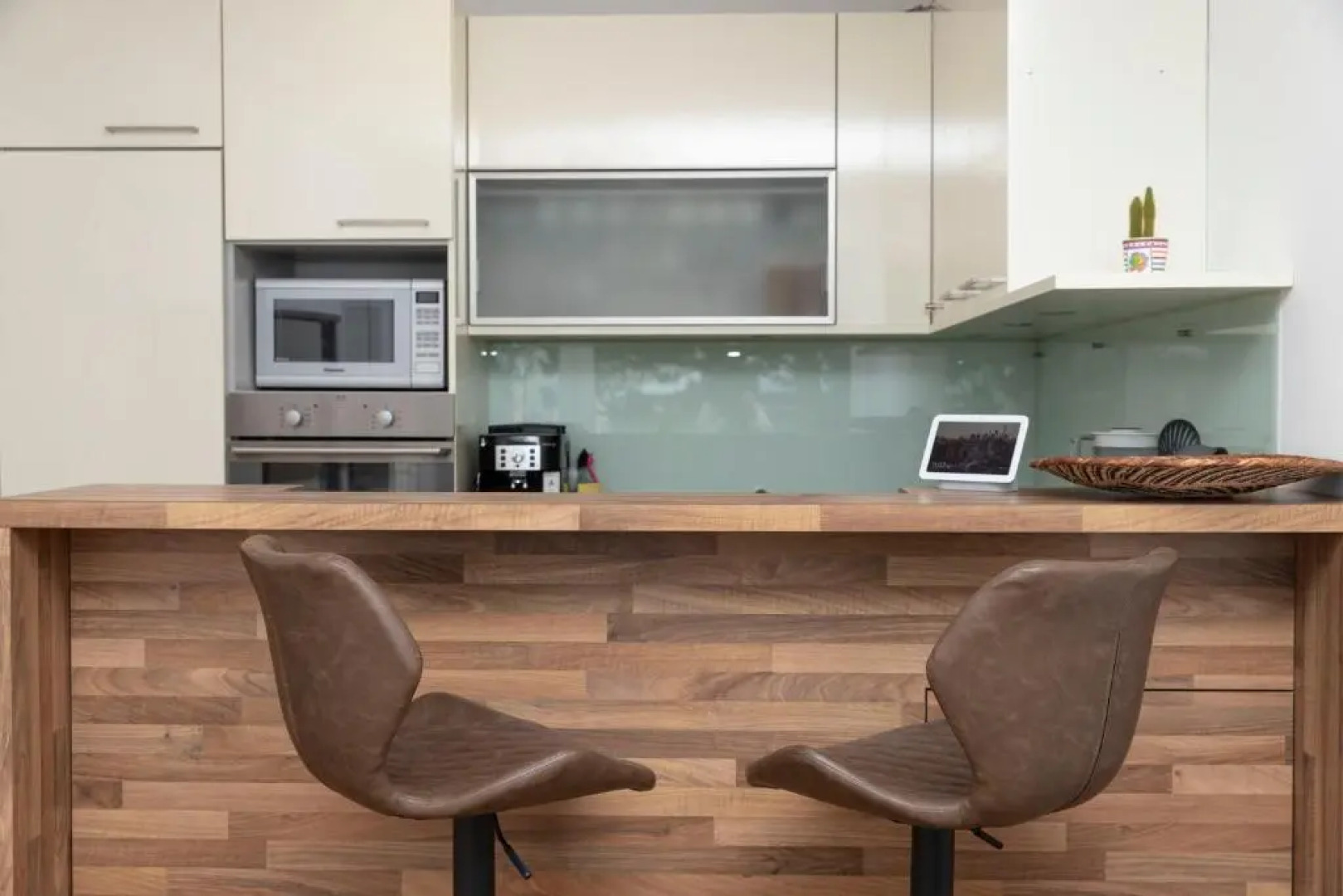 Dream Getaway Apartment with Jacuzzi and Pool